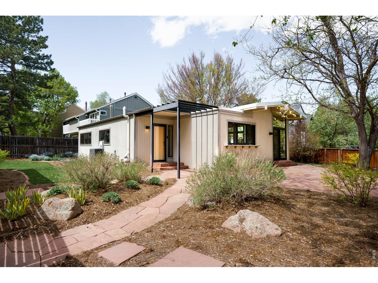 1305 Oak Ct