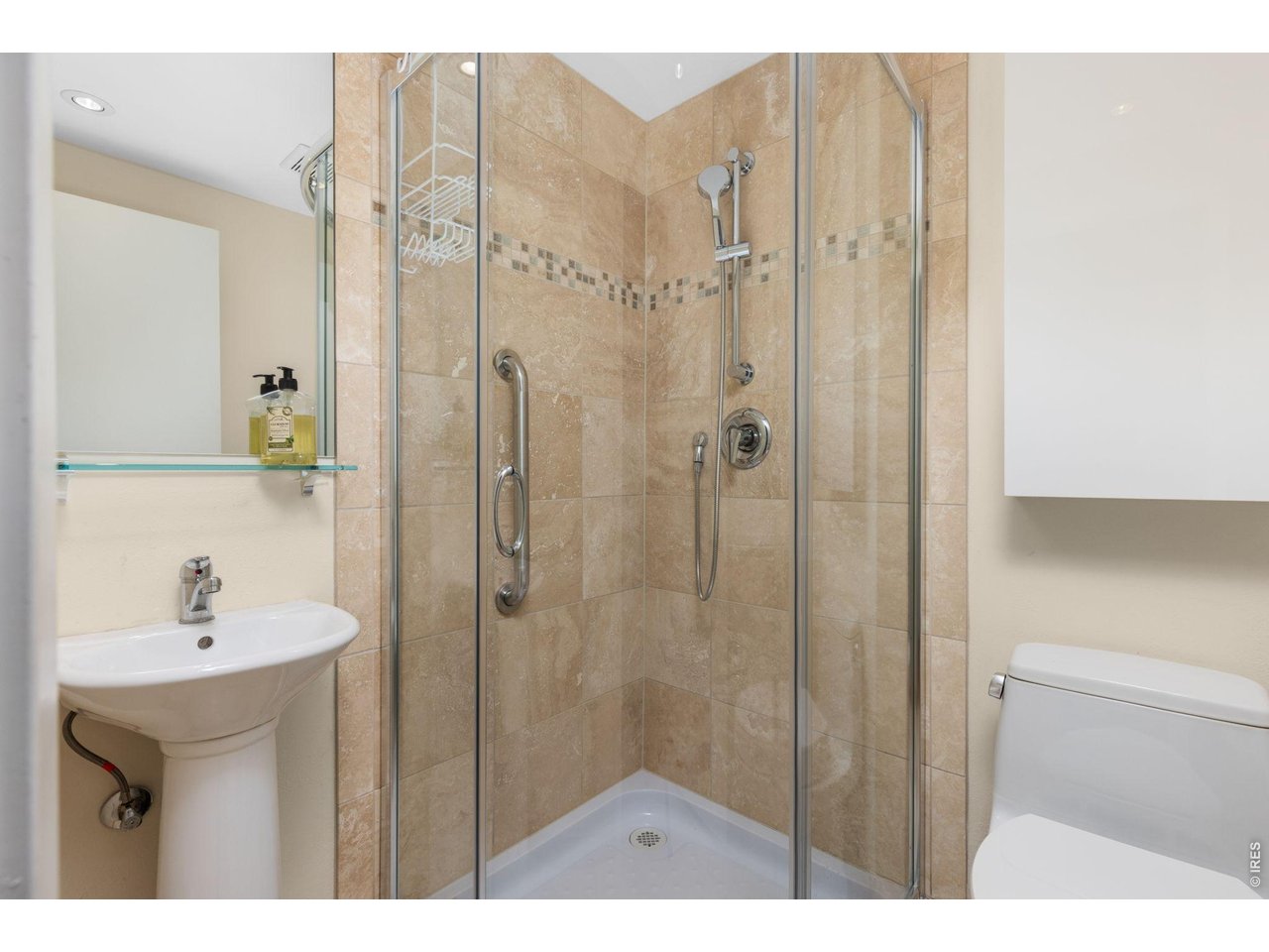 303 Hollyberry Ln