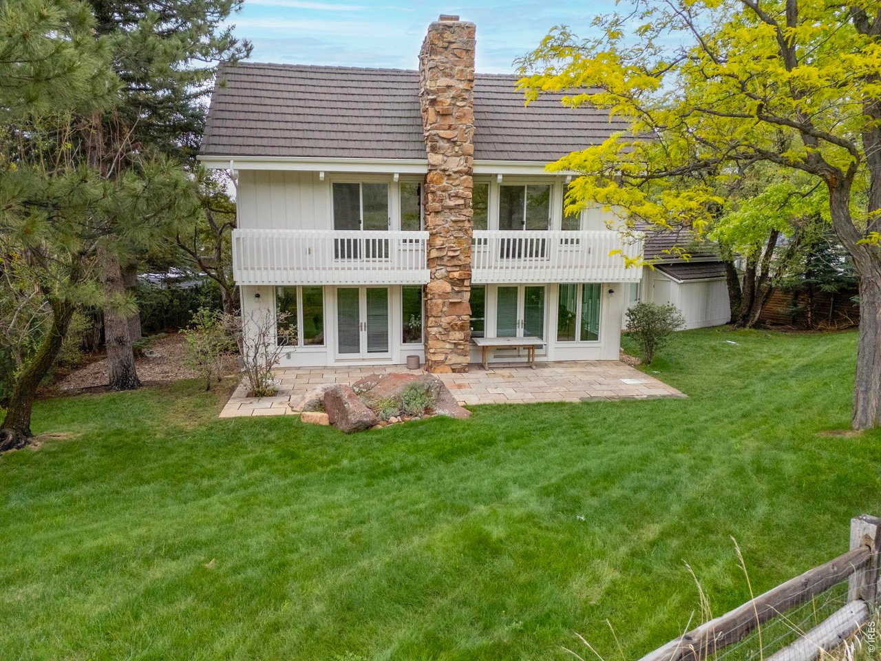 303 Hollyberry Ln