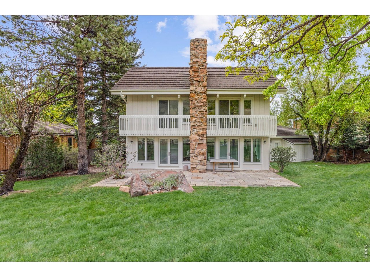 303 Hollyberry Ln