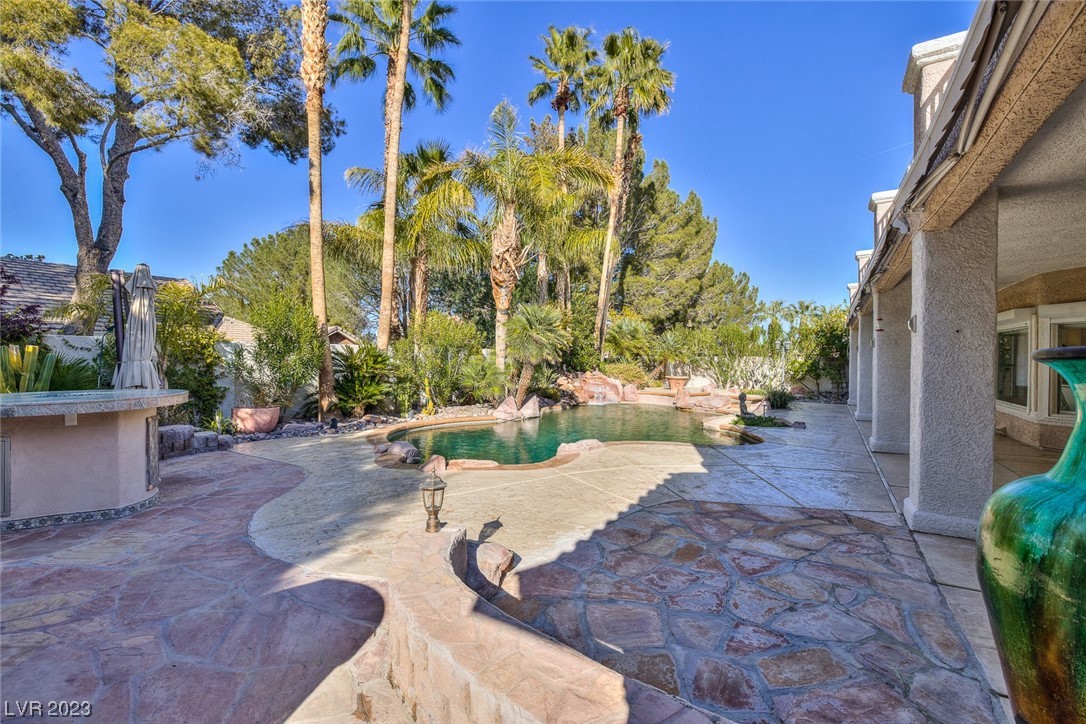 2205 Versailles Court