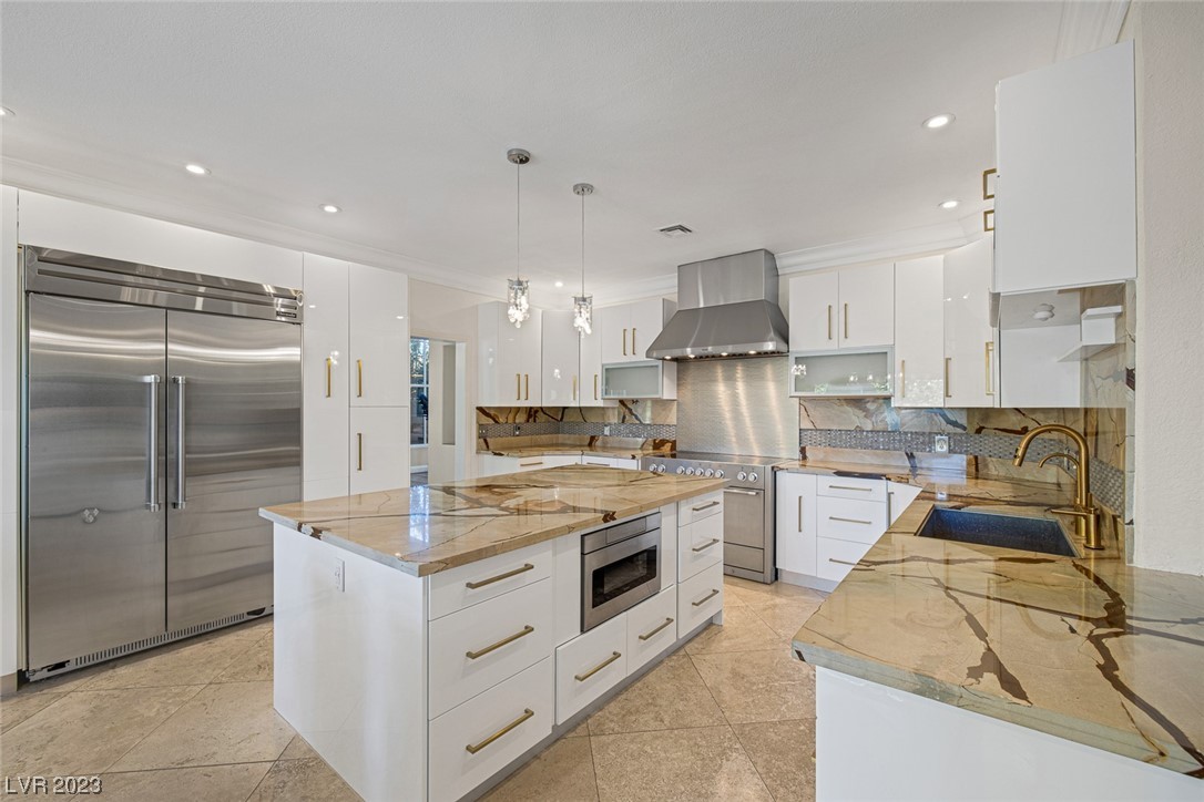 2205 Versailles Court
