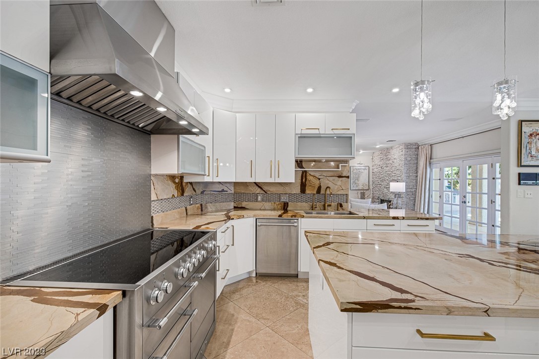 2205 Versailles Court