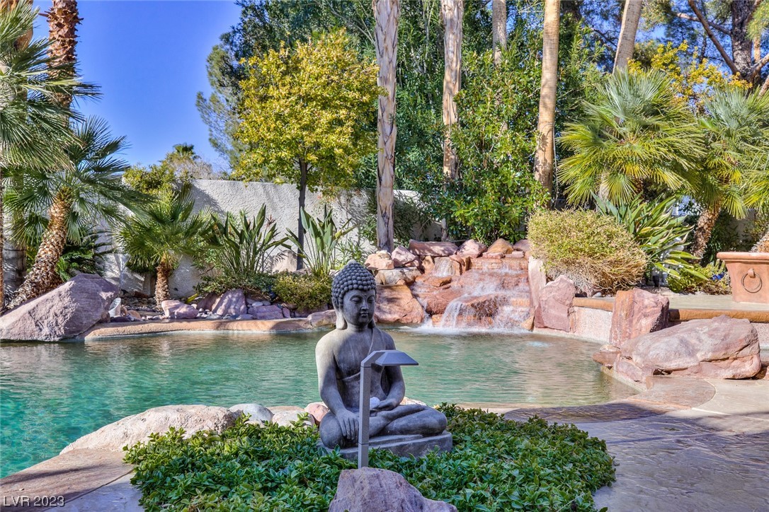 2205 Versailles Court