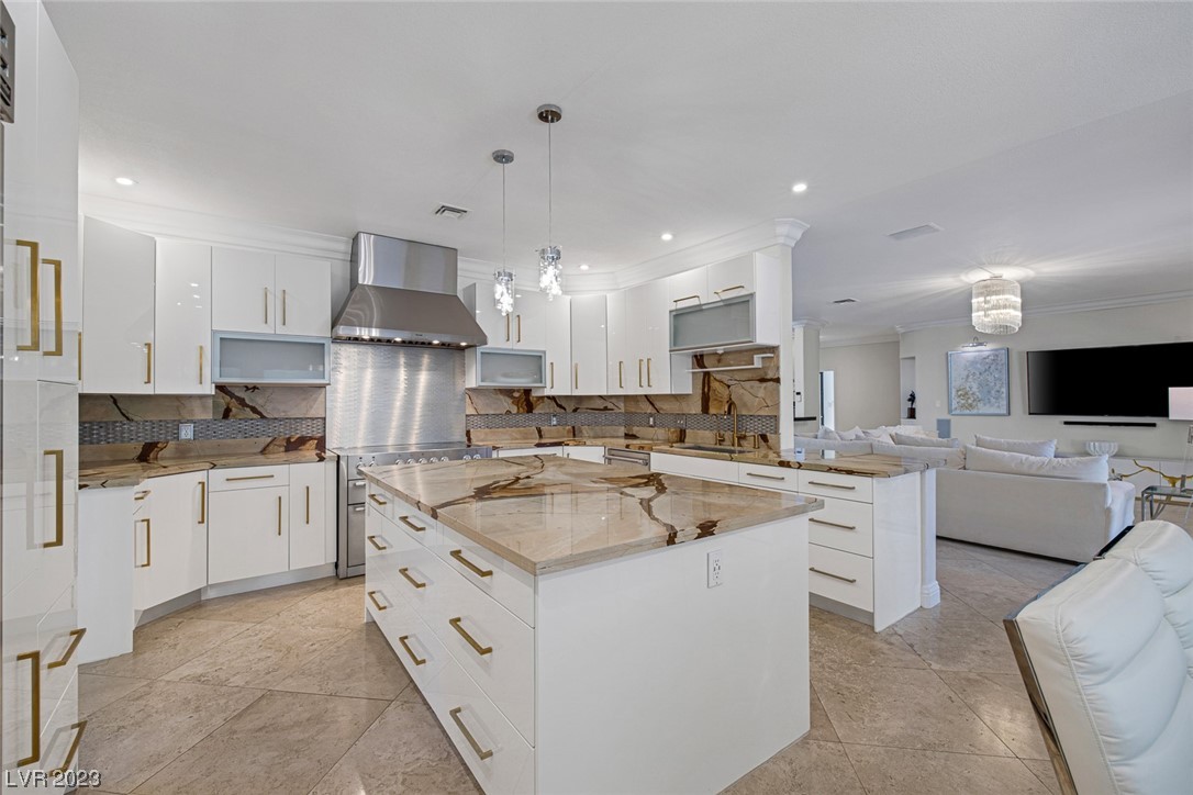 2205 Versailles Court