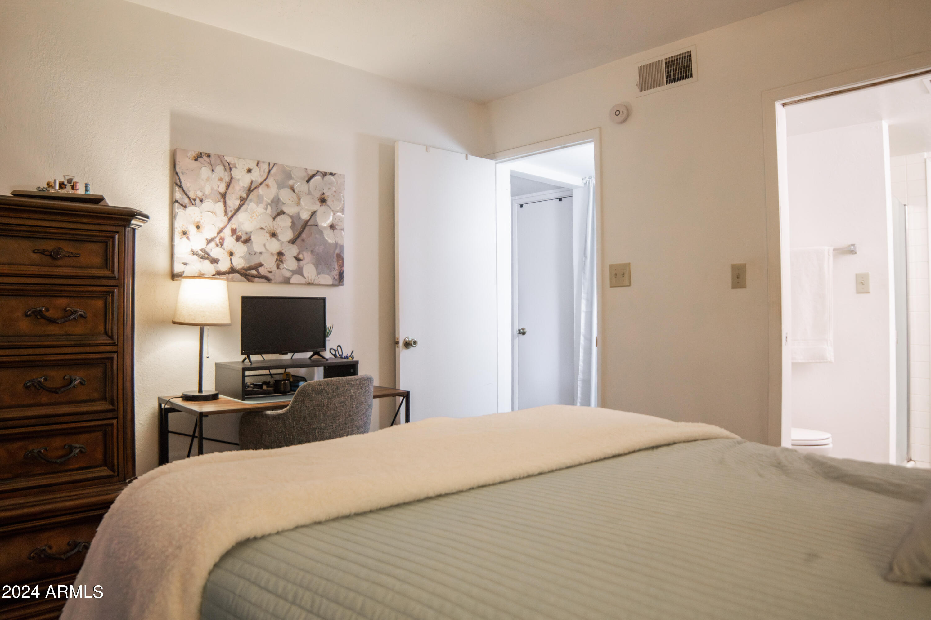 3301 E EARLL Drive, 128