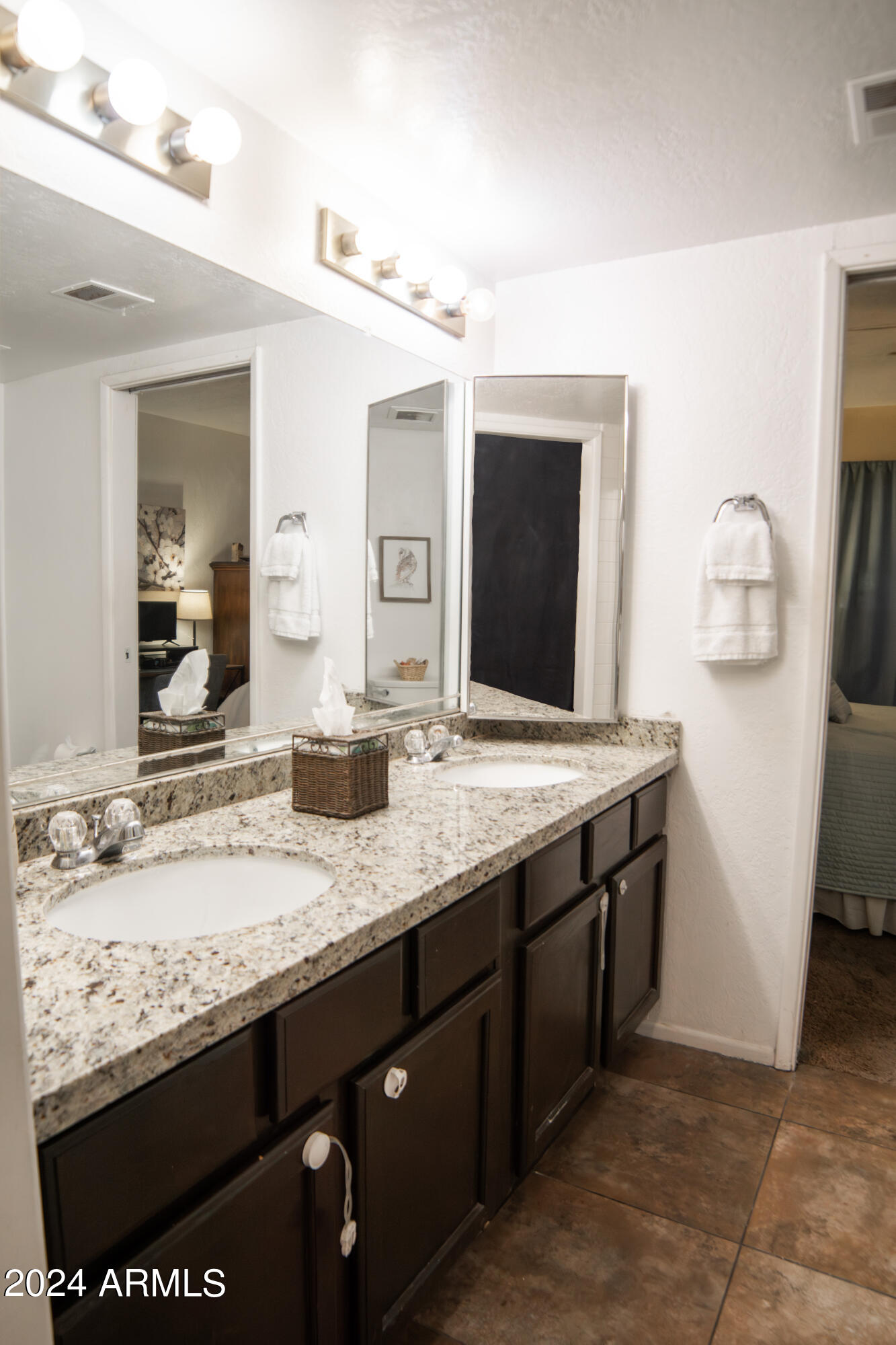 3301 E EARLL Drive, 128