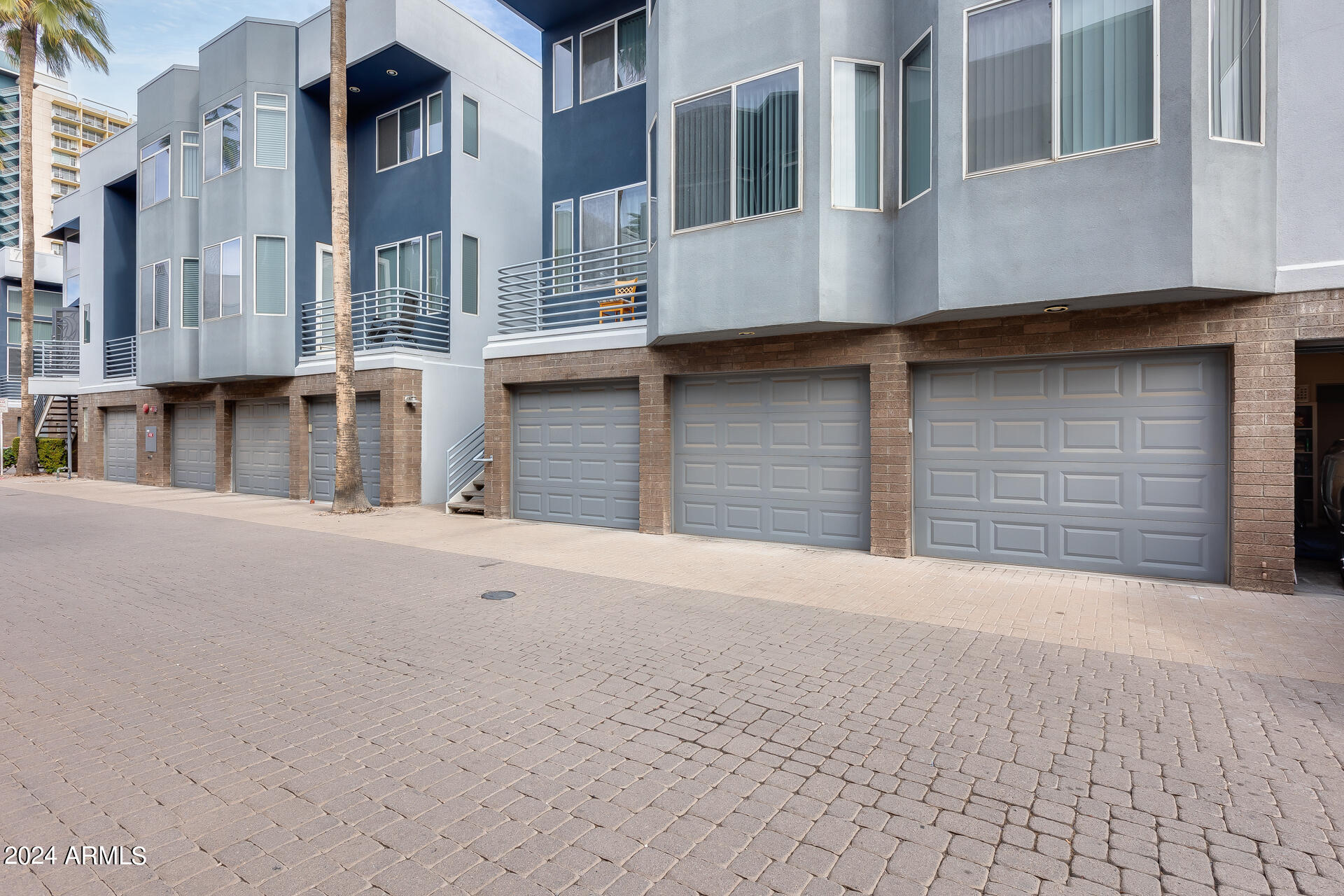 3633 N 3RD Avenue, 1027