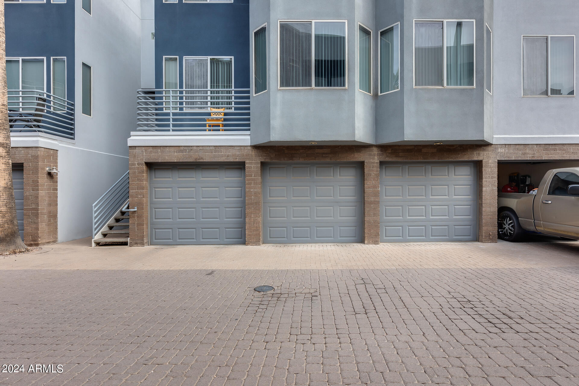 3633 N 3RD Avenue, 1027