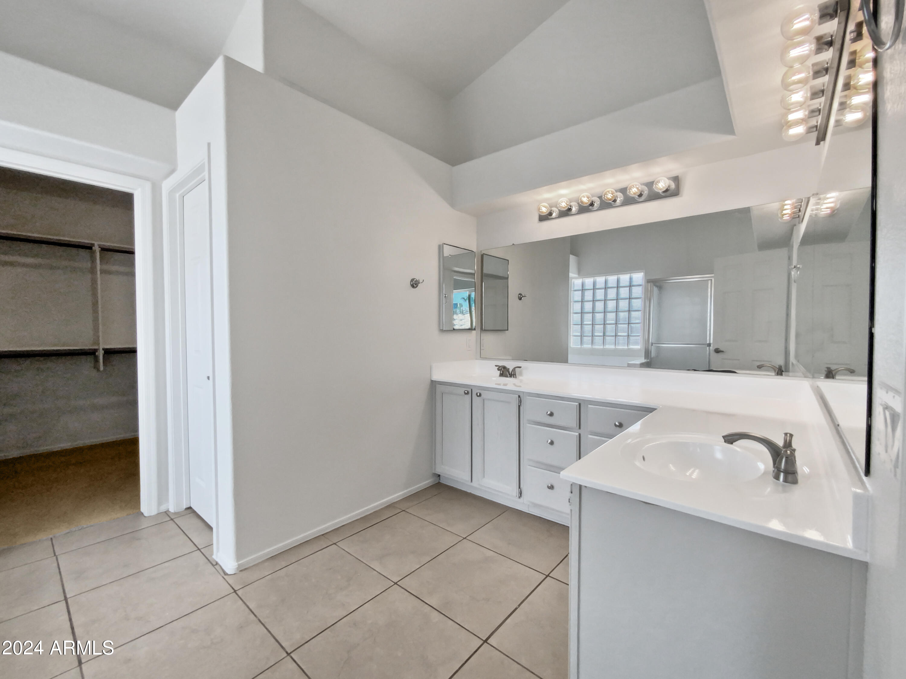 4025 E SAN ANGELO Avenue