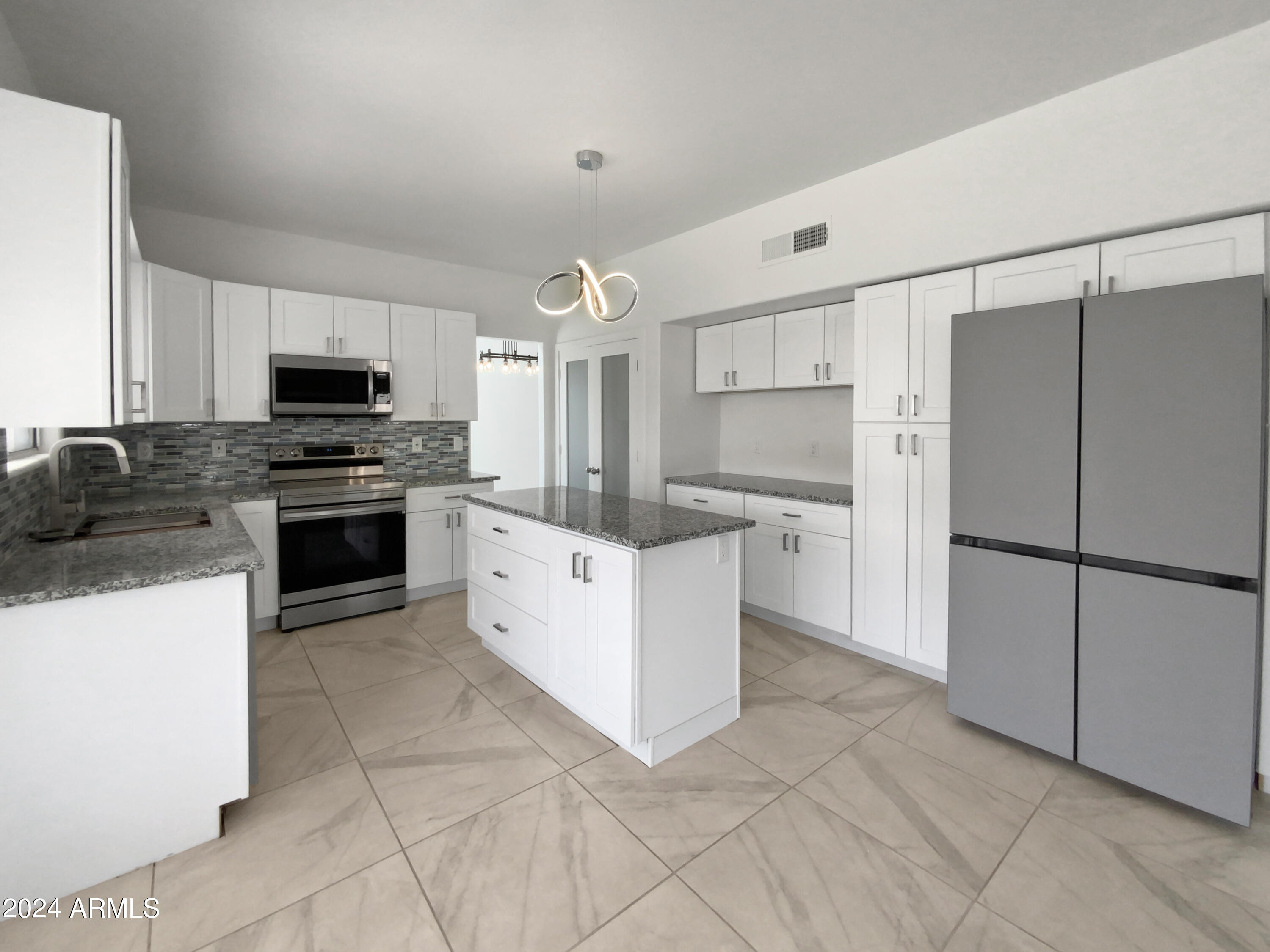 4025 E SAN ANGELO Avenue