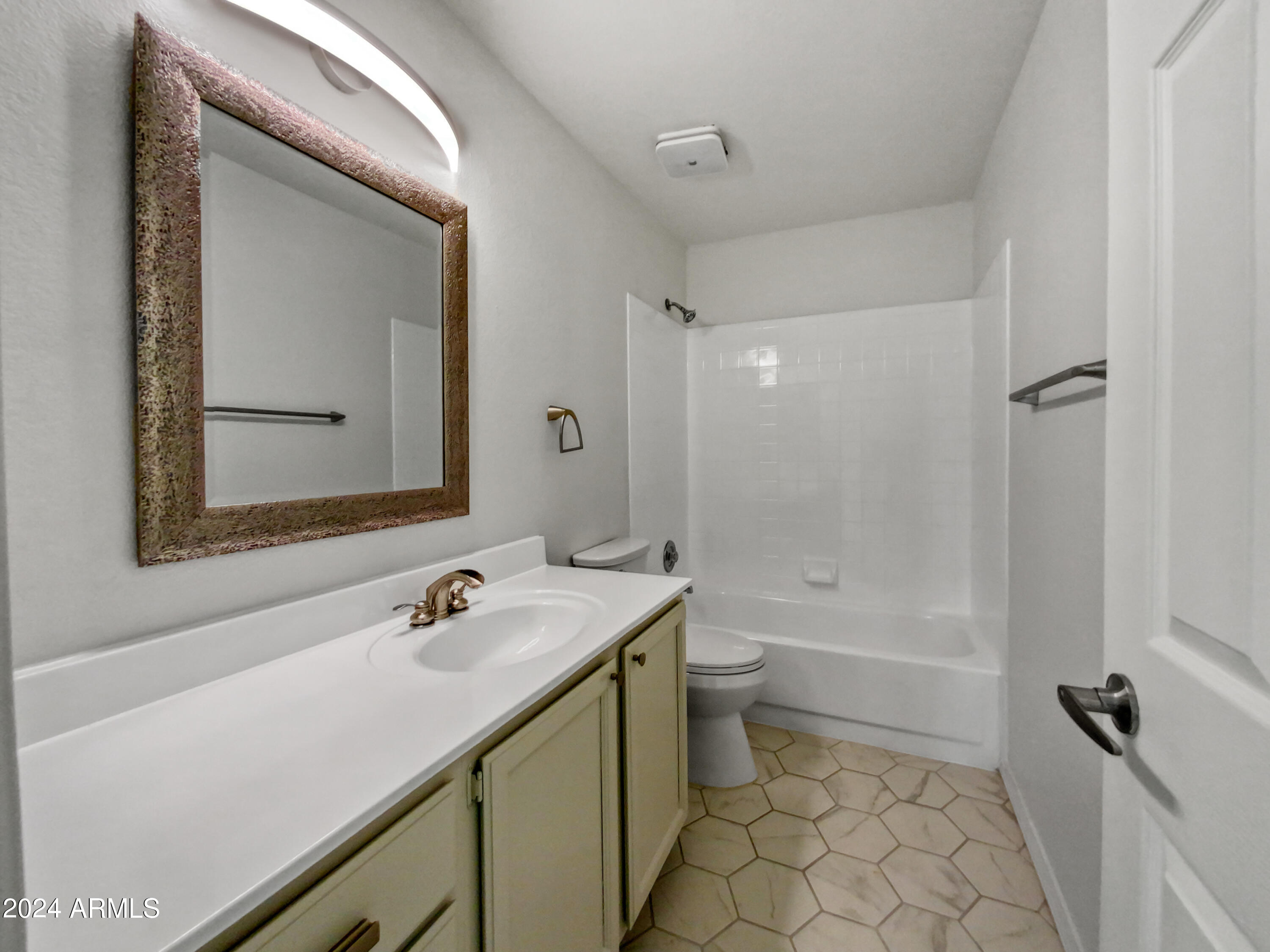 4025 E SAN ANGELO Avenue