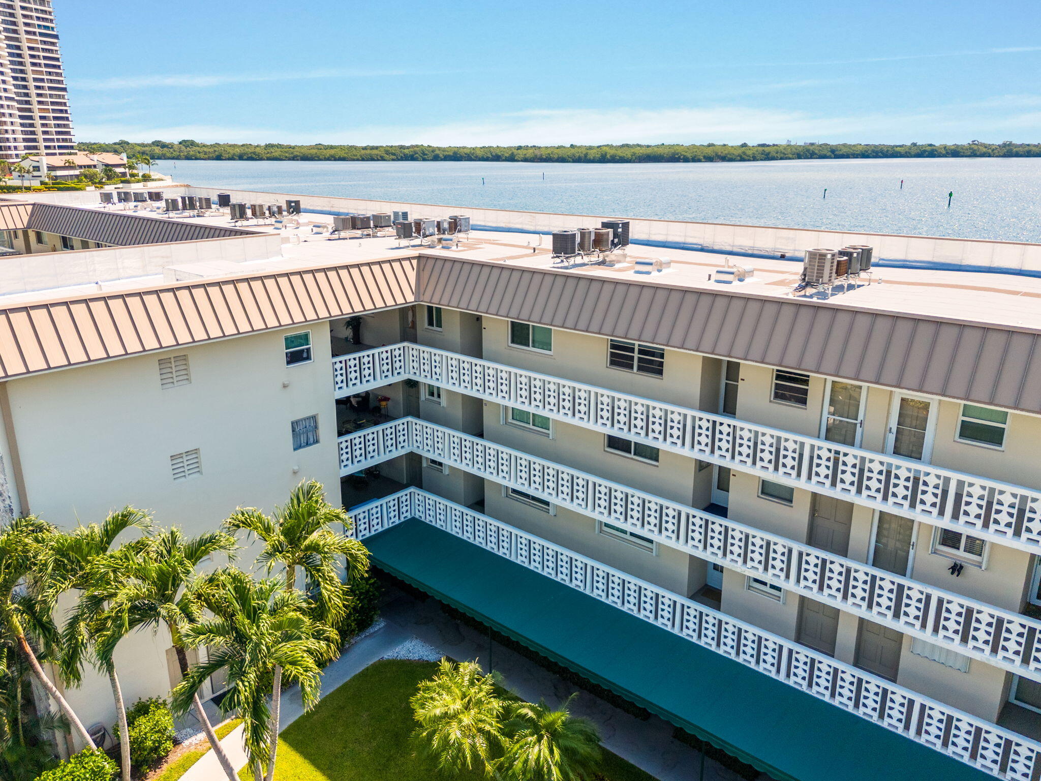 52 YACHT CLUB Drive 204