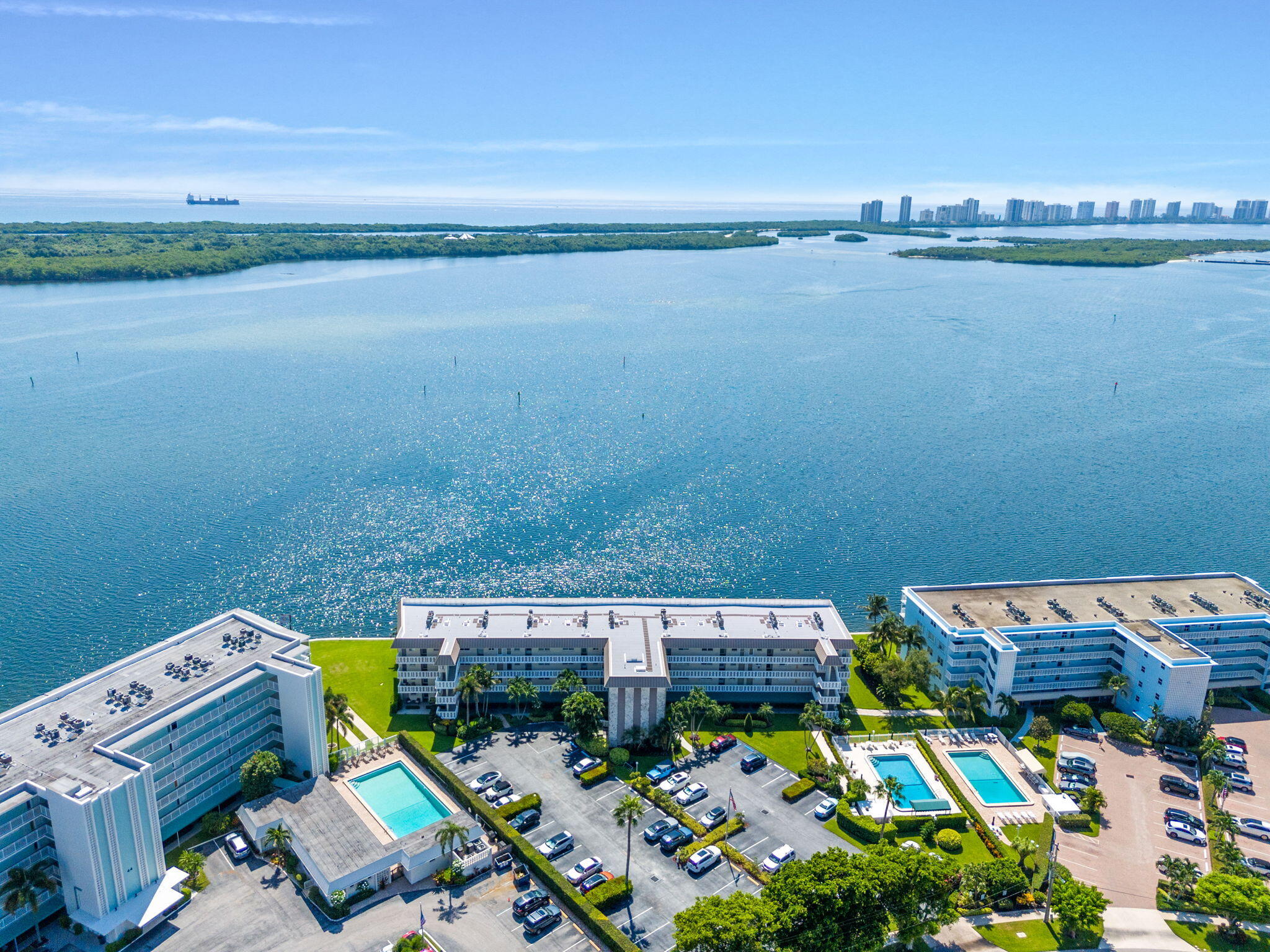 52 YACHT CLUB Drive 204