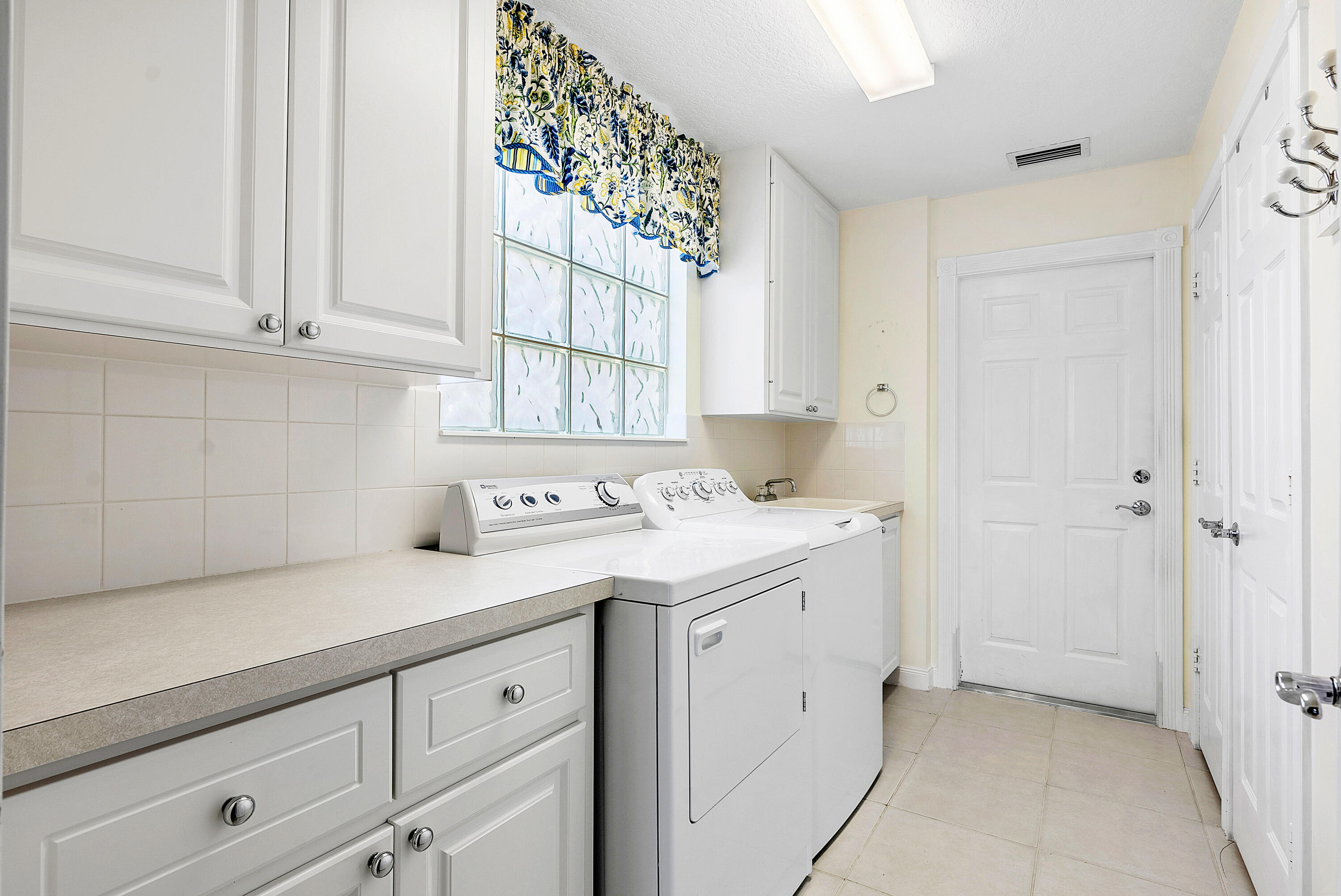 5019 Magnolia Bay Circle