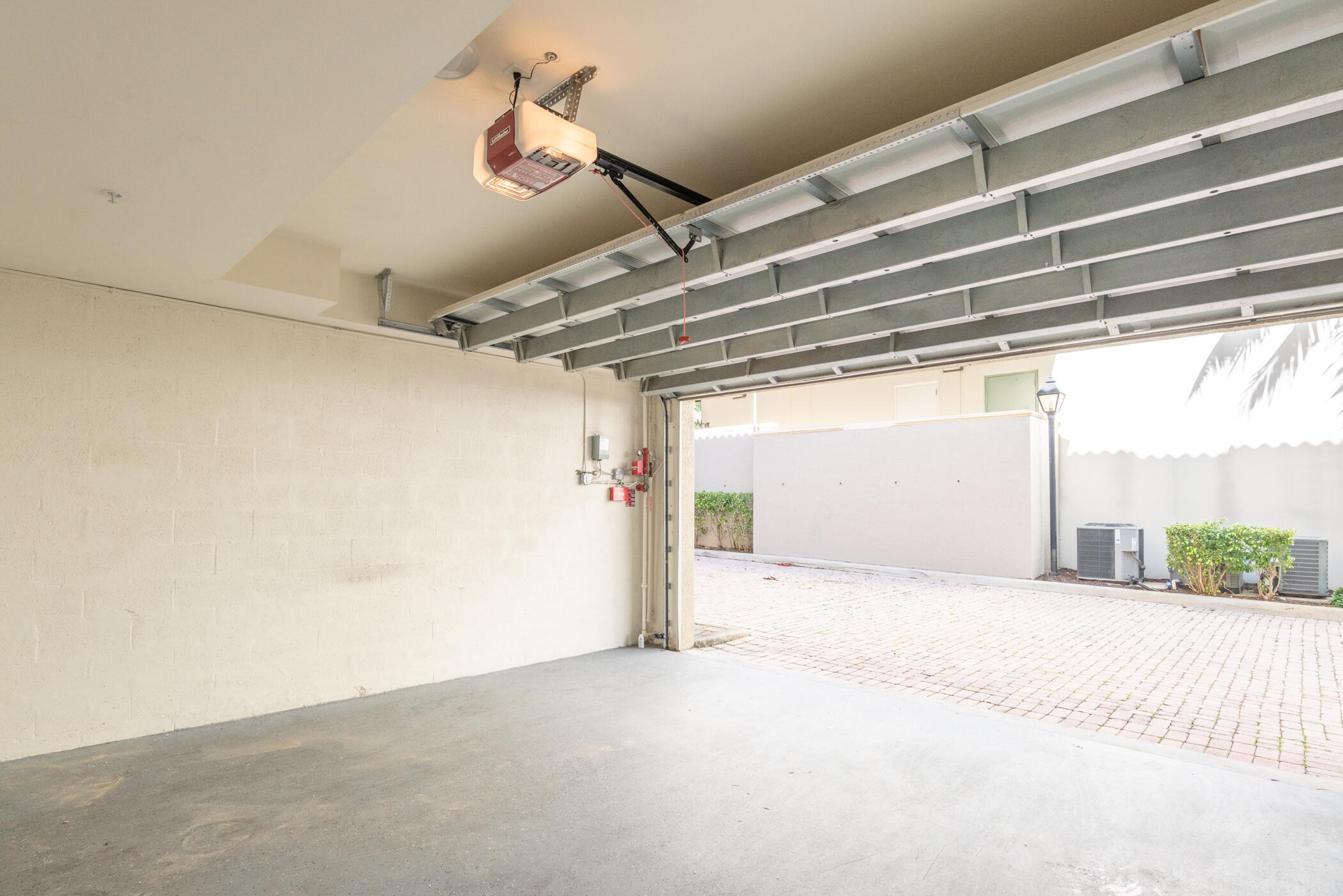 687 Hibiscus Street