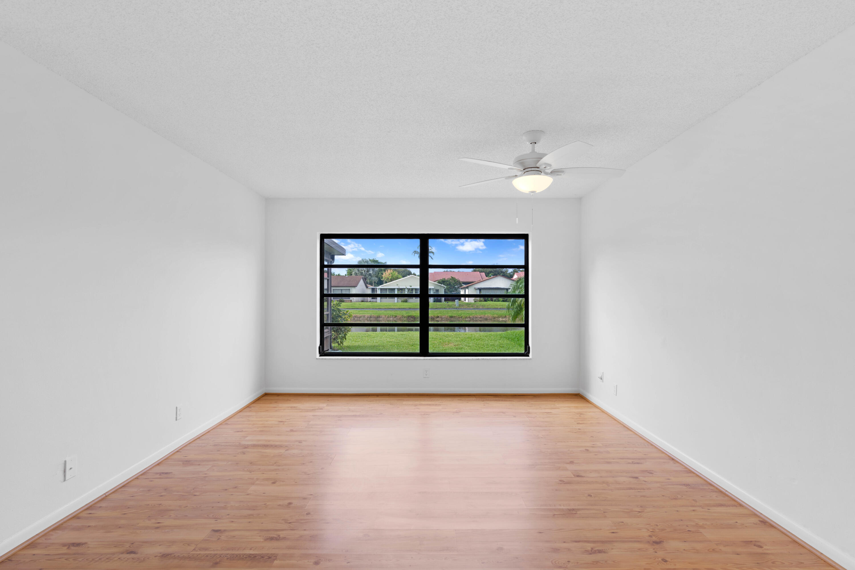 5128 Mirror Lakes Boulevard