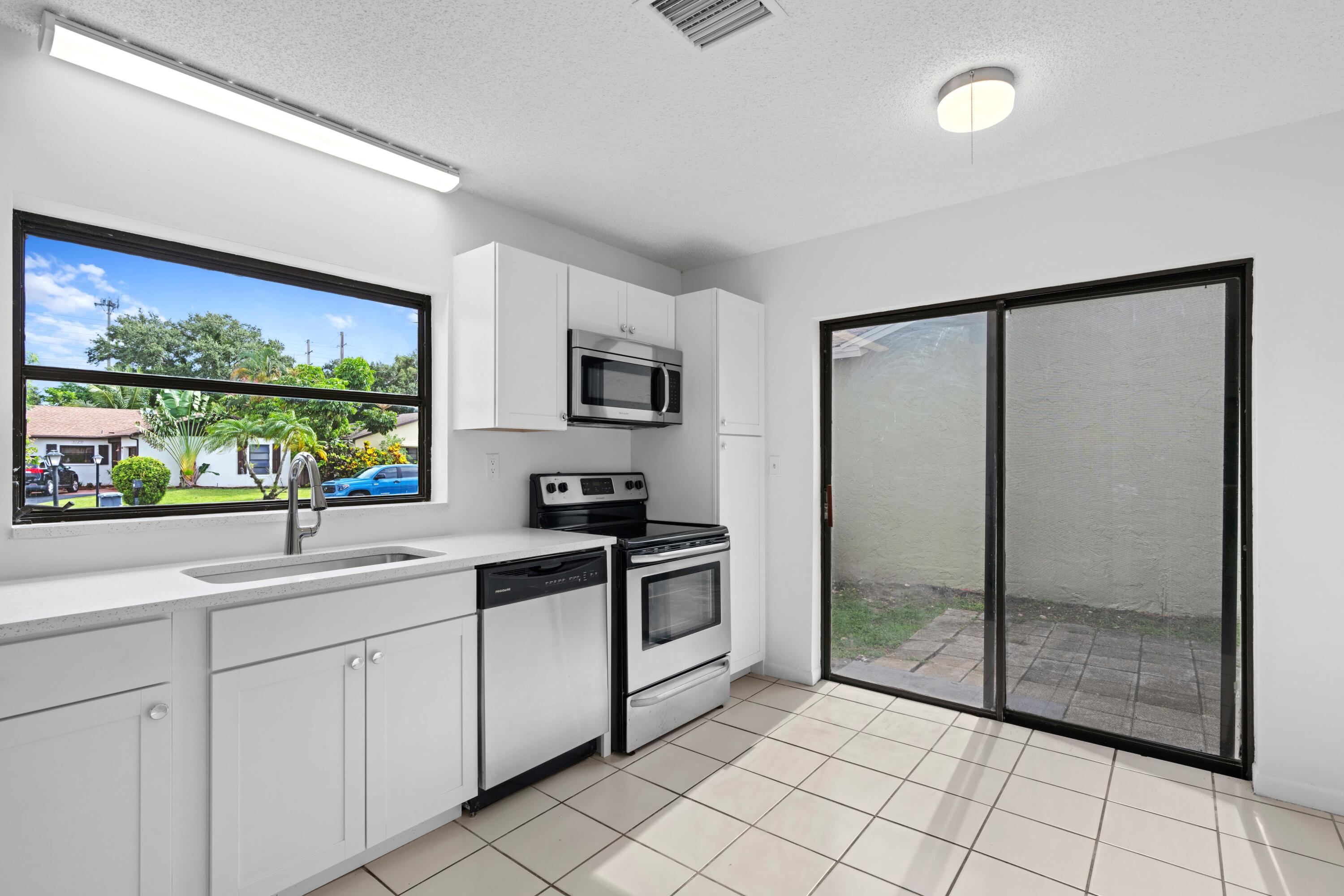 5128 Mirror Lakes Boulevard