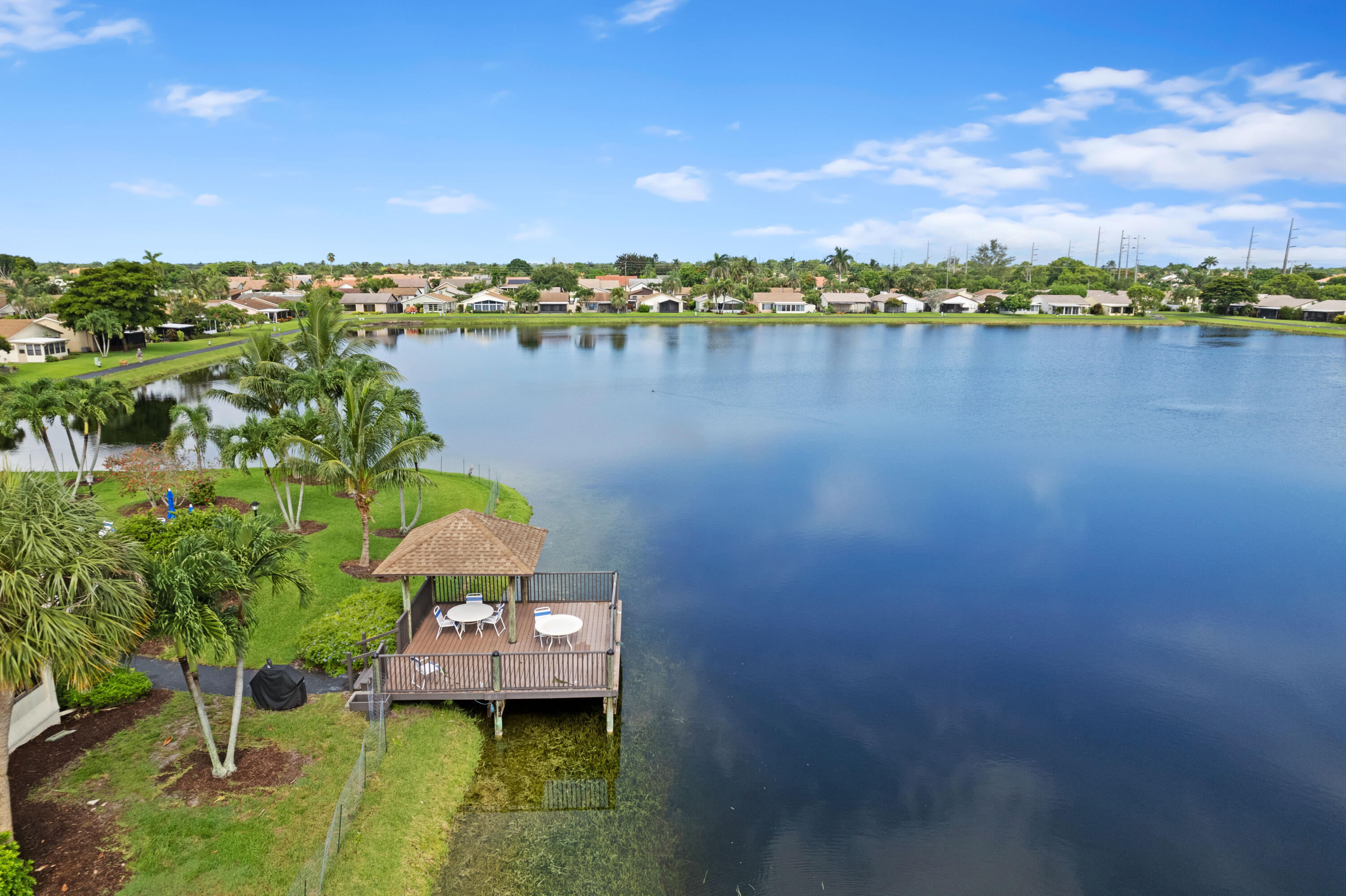 5128 Mirror Lakes Boulevard