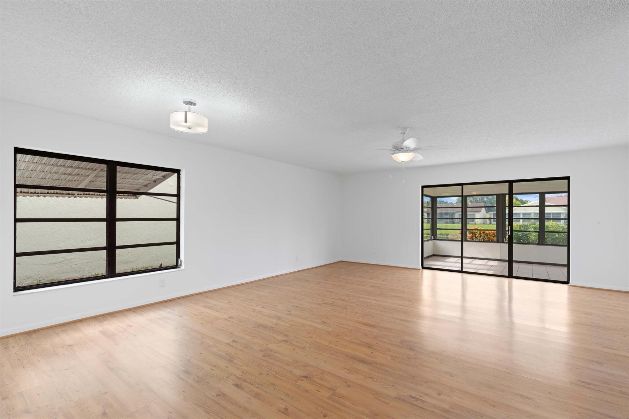 5128 Mirror Lakes Boulevard