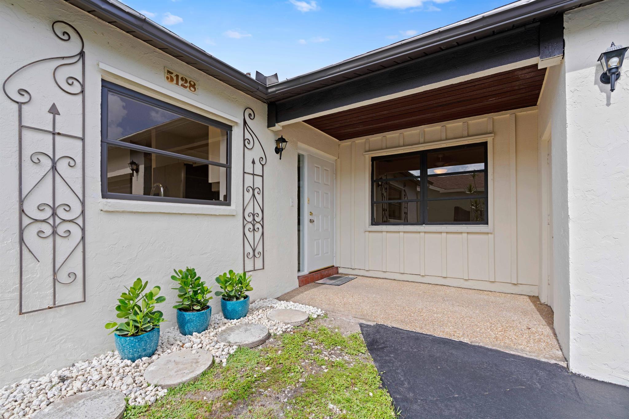 5128 Mirror Lakes Boulevard