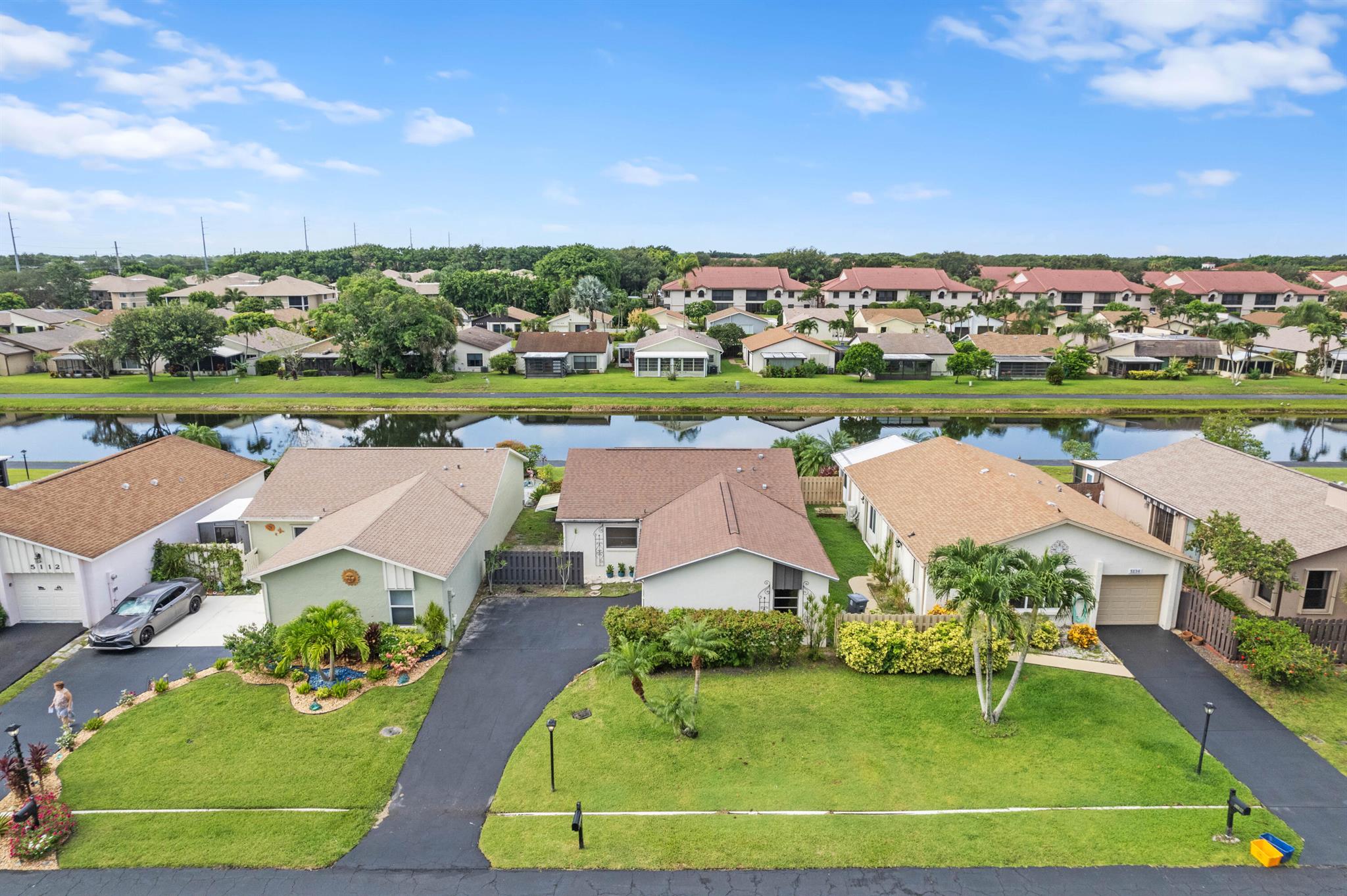 5128 Mirror Lakes Boulevard