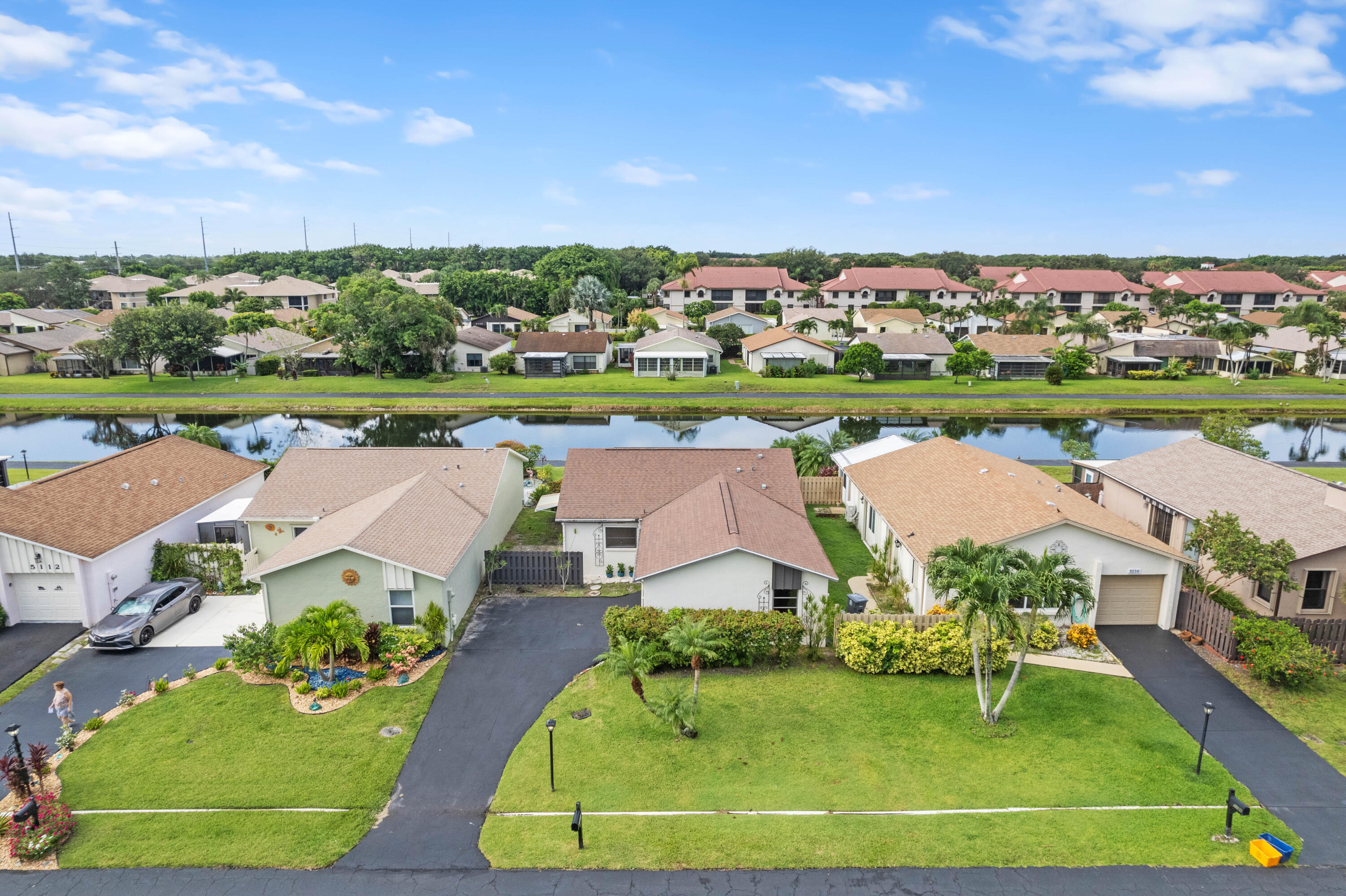 5128 Mirror Lakes Boulevard
