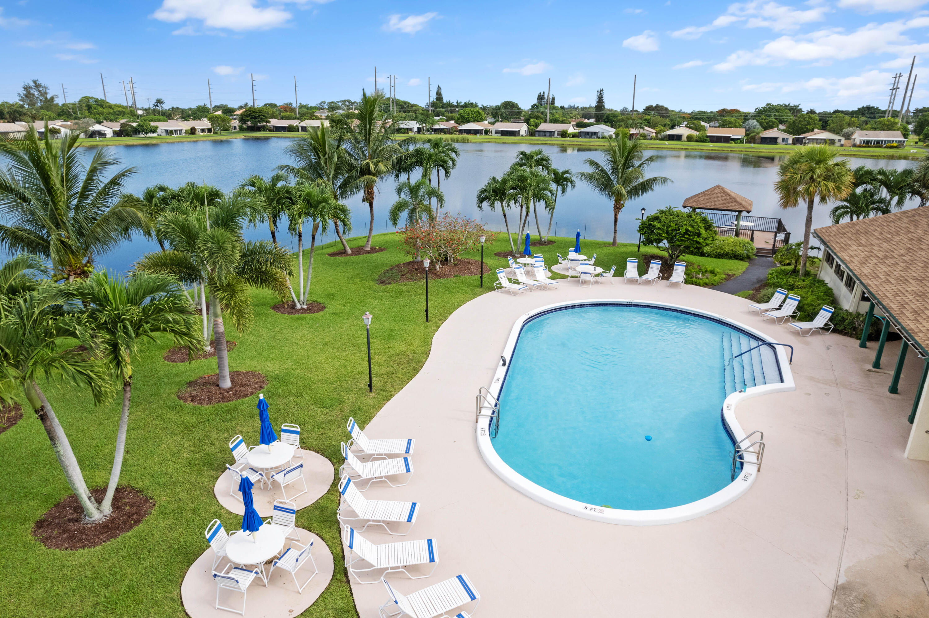 5128 Mirror Lakes Boulevard