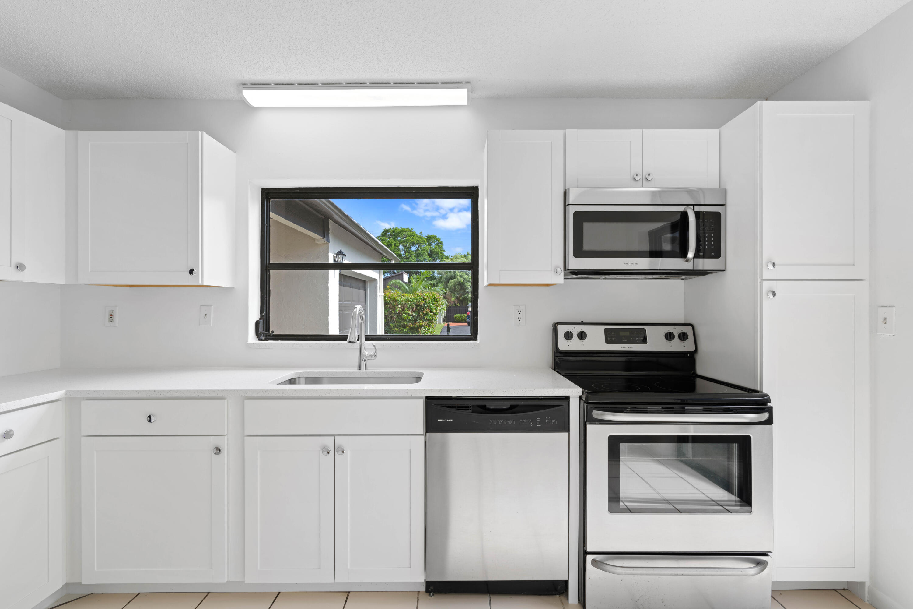 5128 Mirror Lakes Boulevard