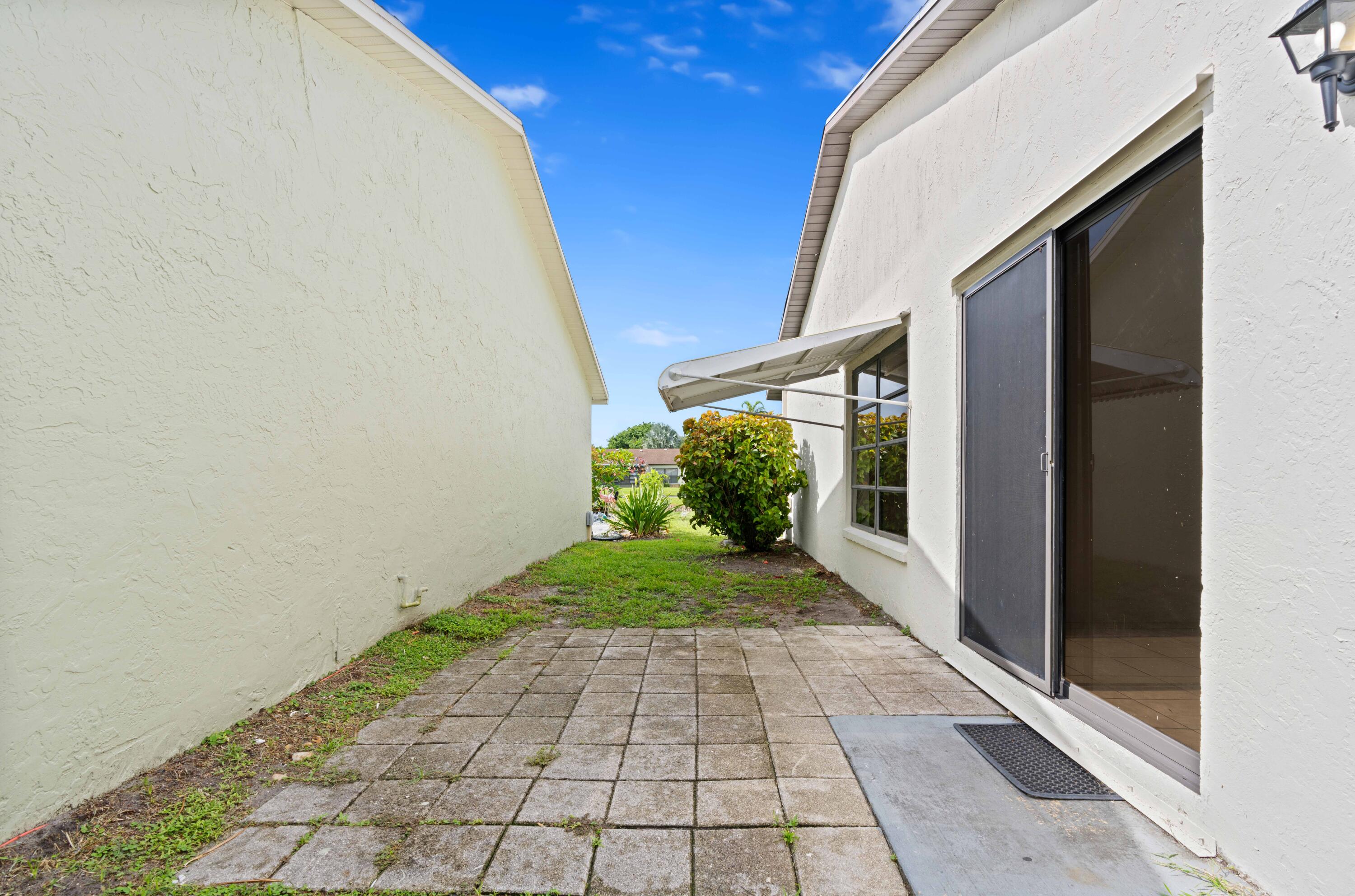 5128 Mirror Lakes Boulevard