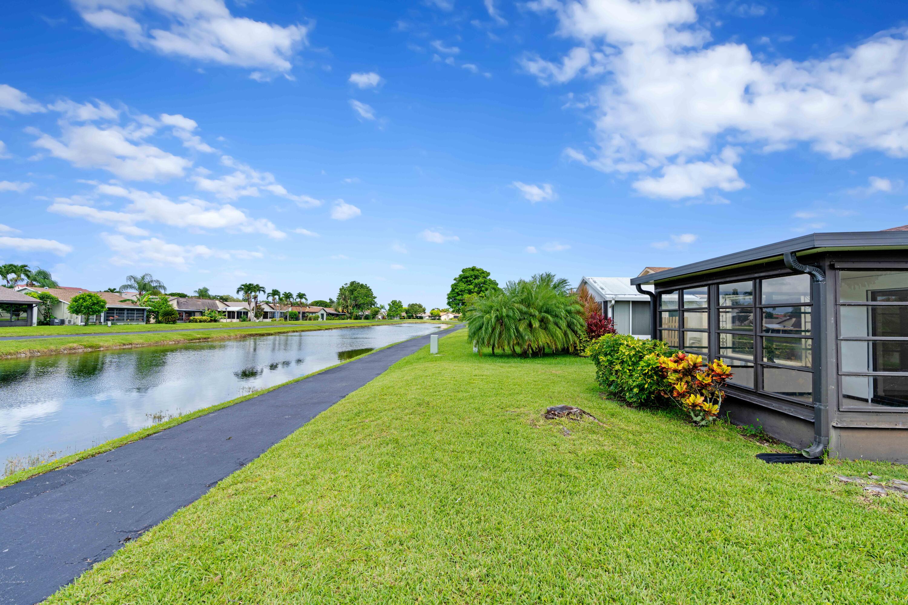 5128 Mirror Lakes Boulevard