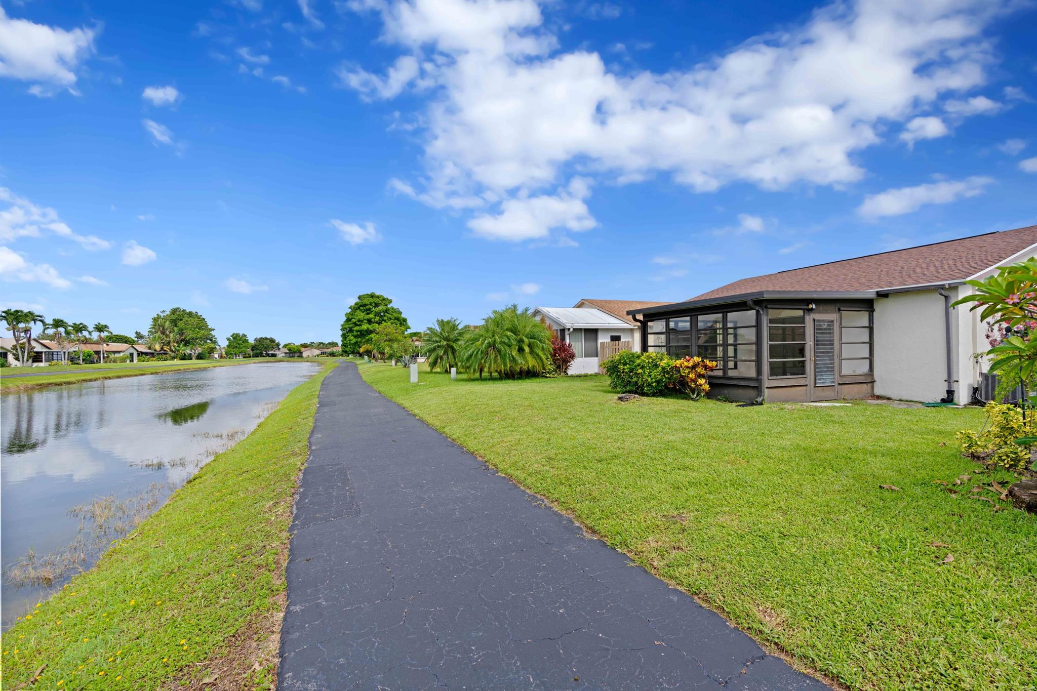 5128 Mirror Lakes Boulevard