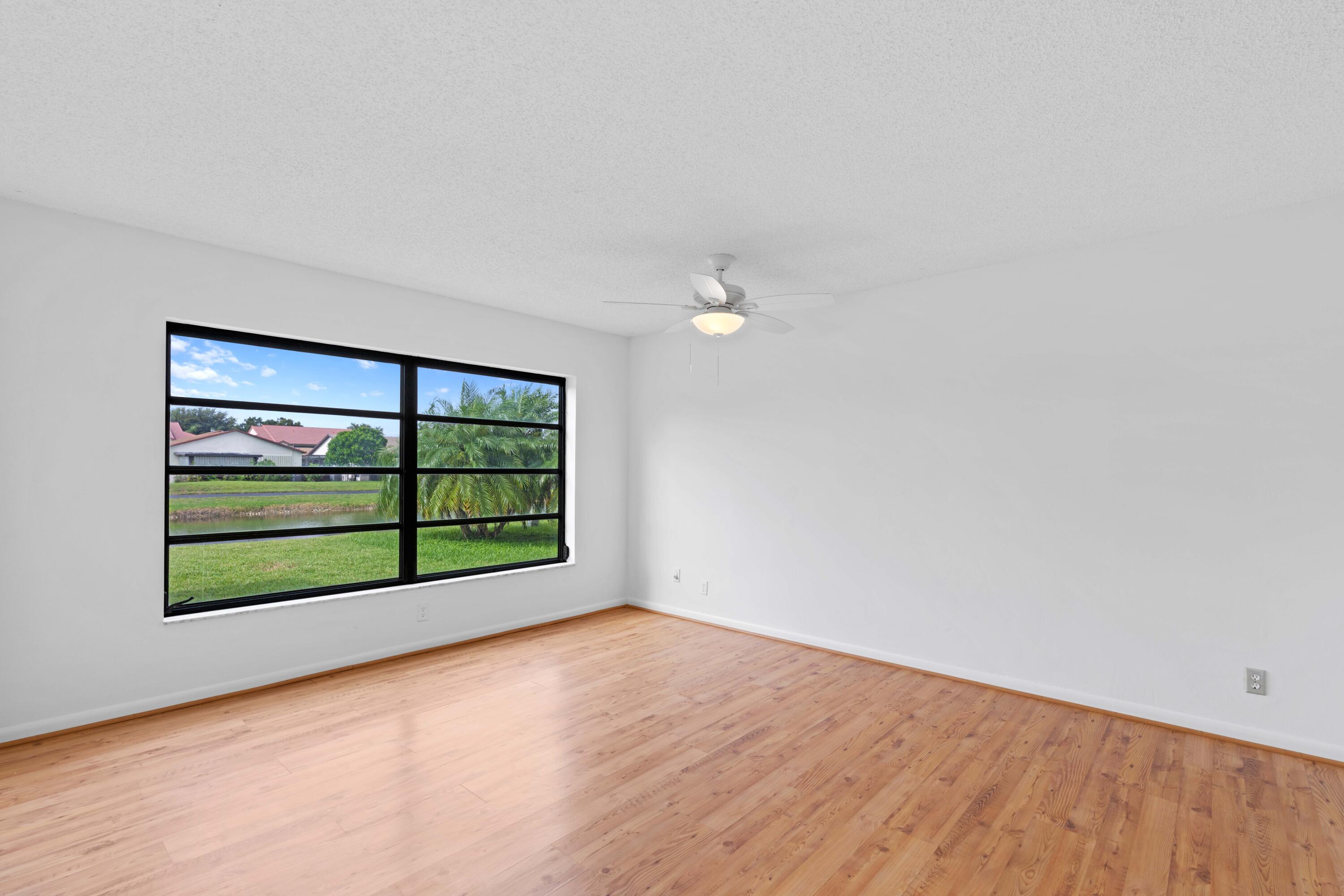 5128 Mirror Lakes Boulevard