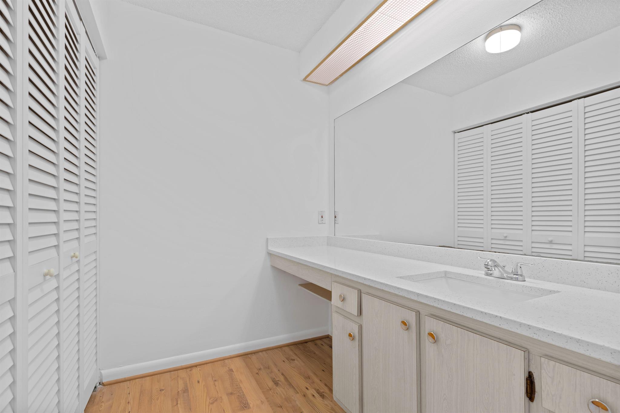 5128 Mirror Lakes Boulevard