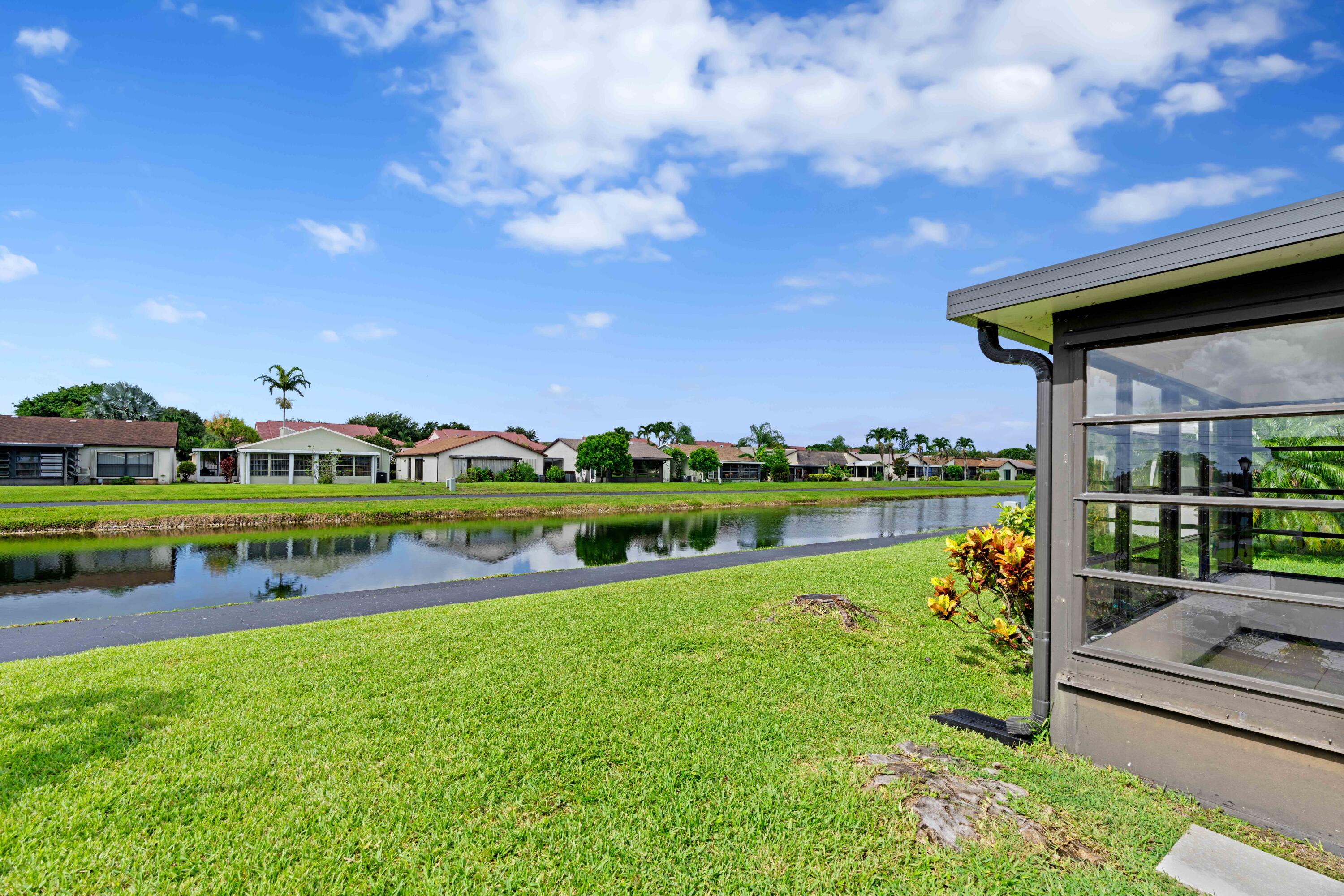 5128 Mirror Lakes Boulevard