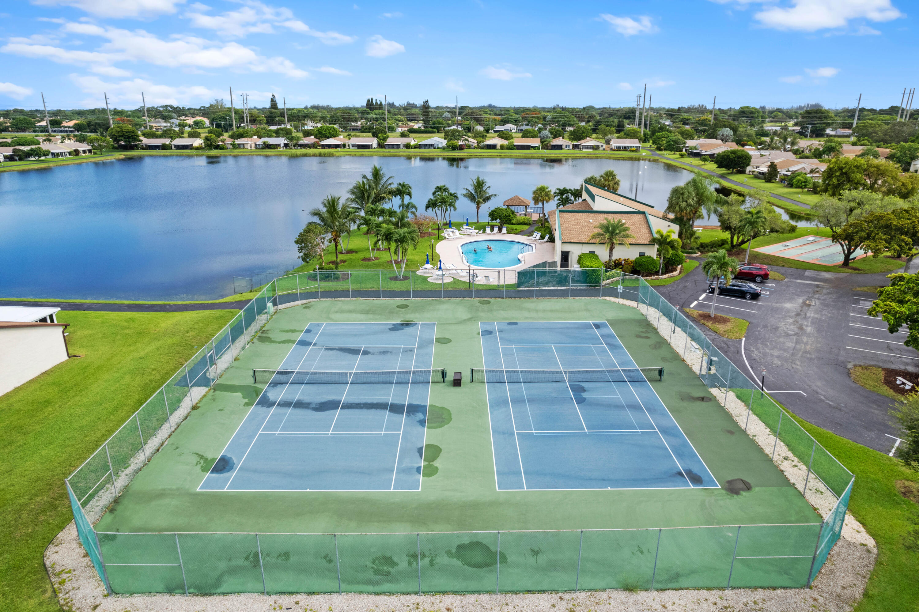 5128 Mirror Lakes Boulevard