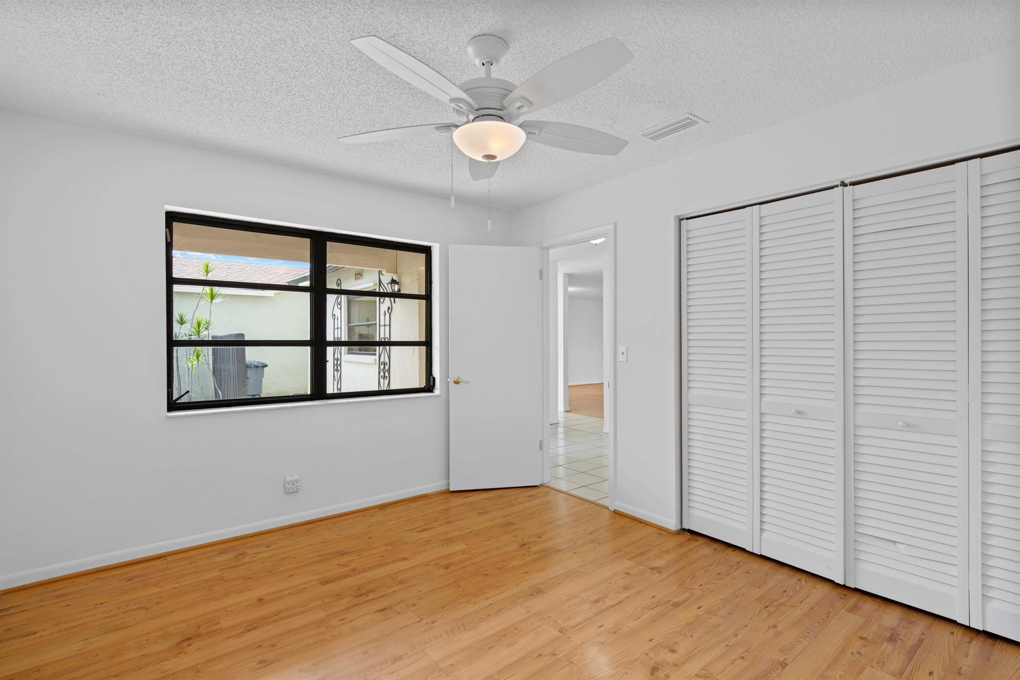 5128 Mirror Lakes Boulevard