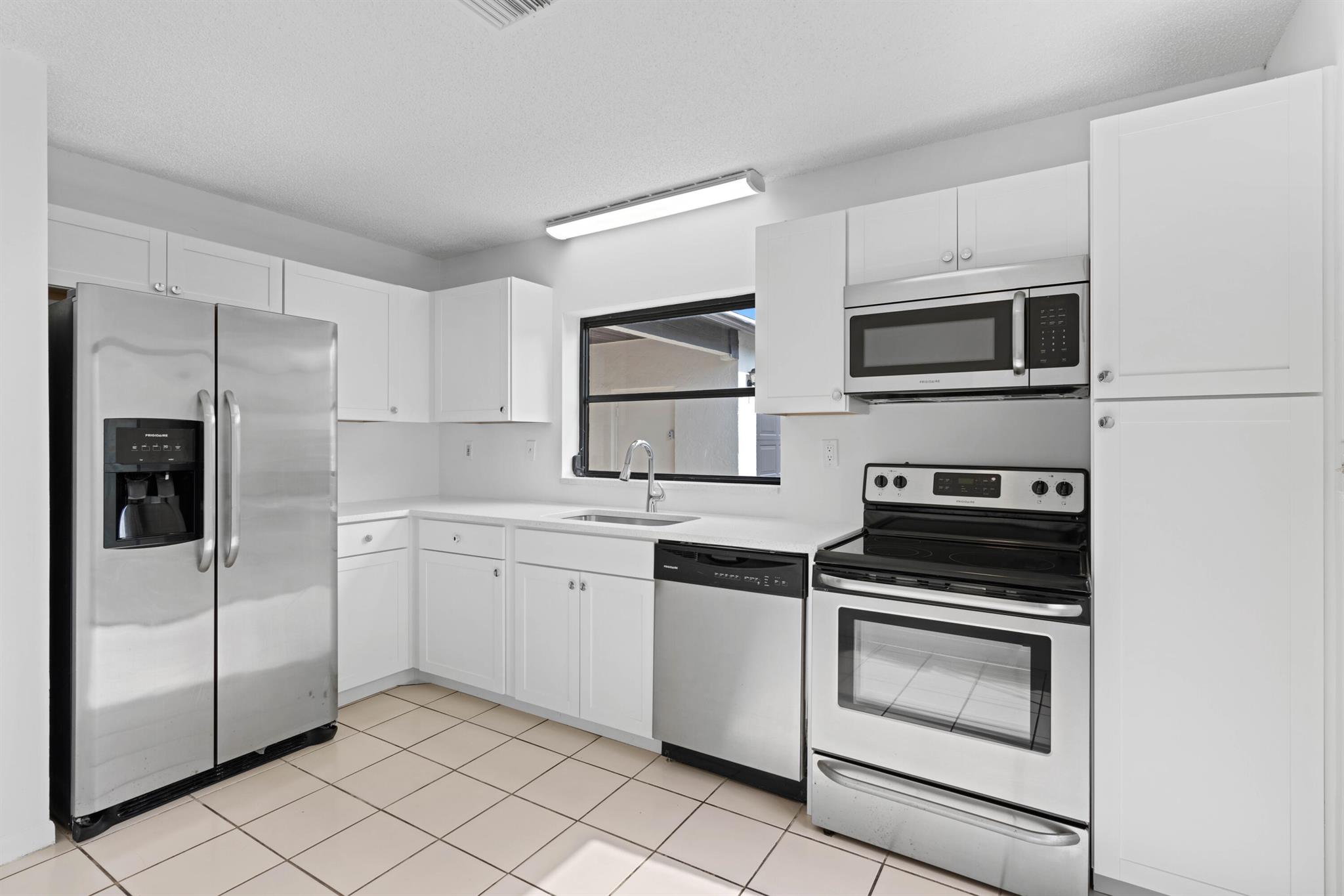 5128 Mirror Lakes Boulevard