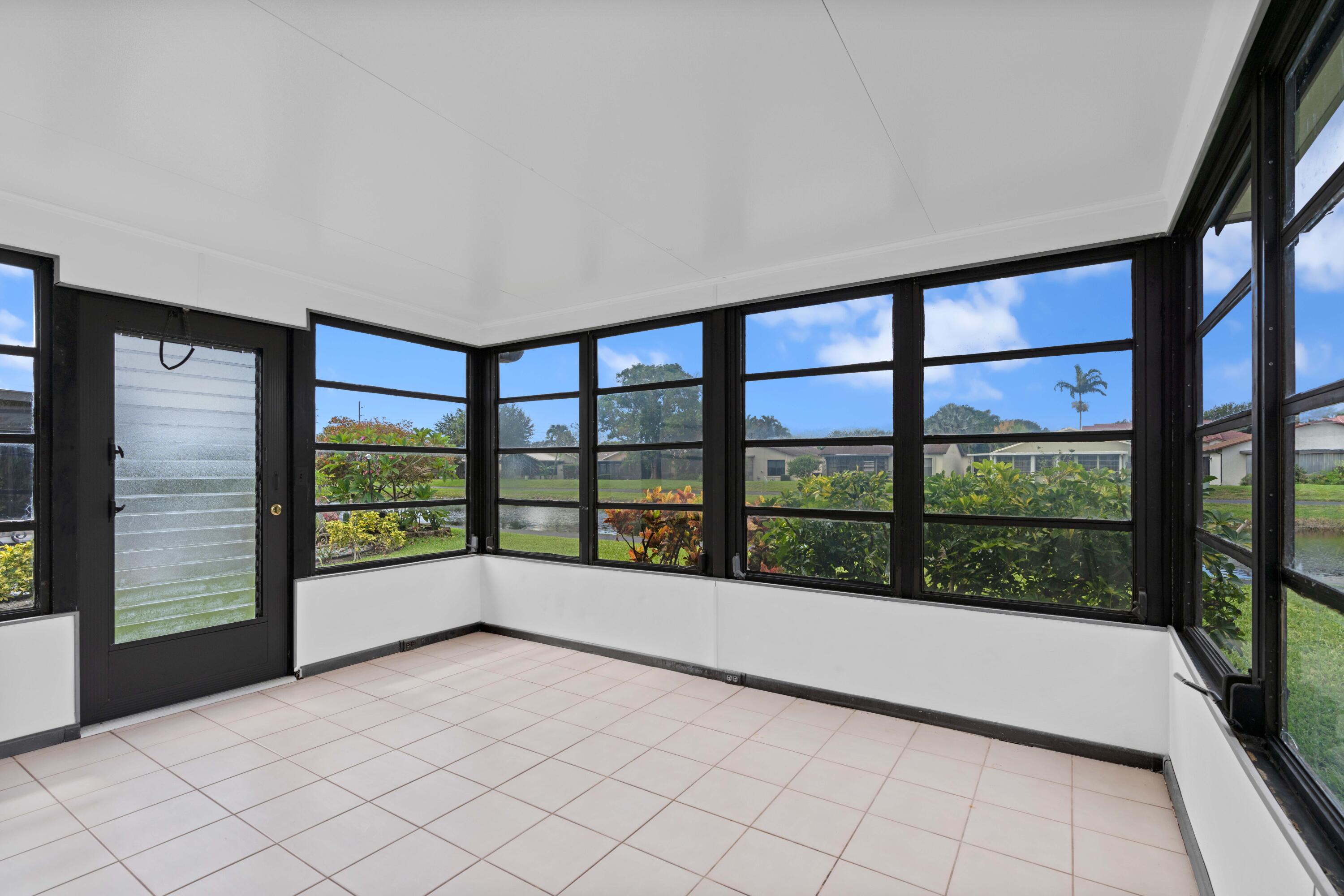 5128 Mirror Lakes Boulevard