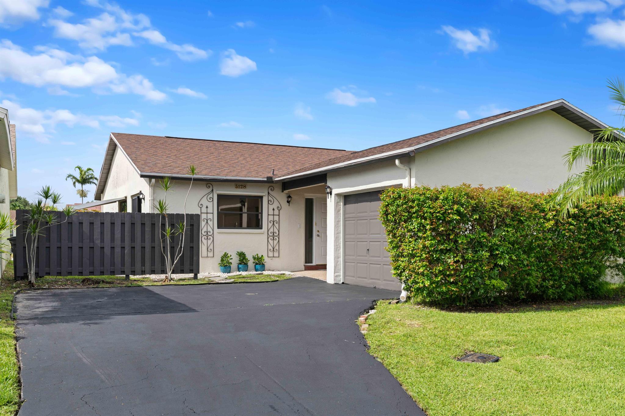 5128 Mirror Lakes Boulevard