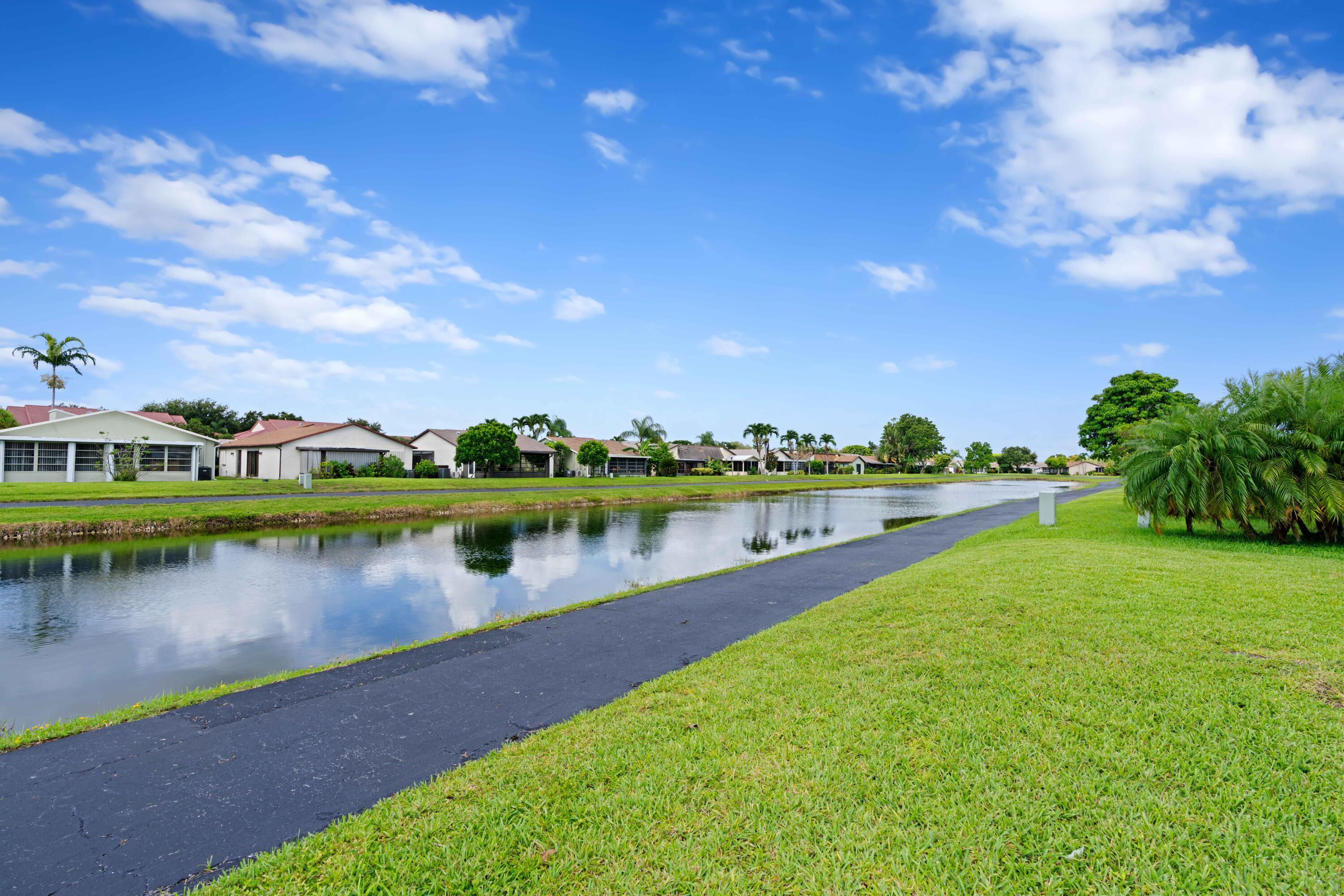 5128 Mirror Lakes Boulevard