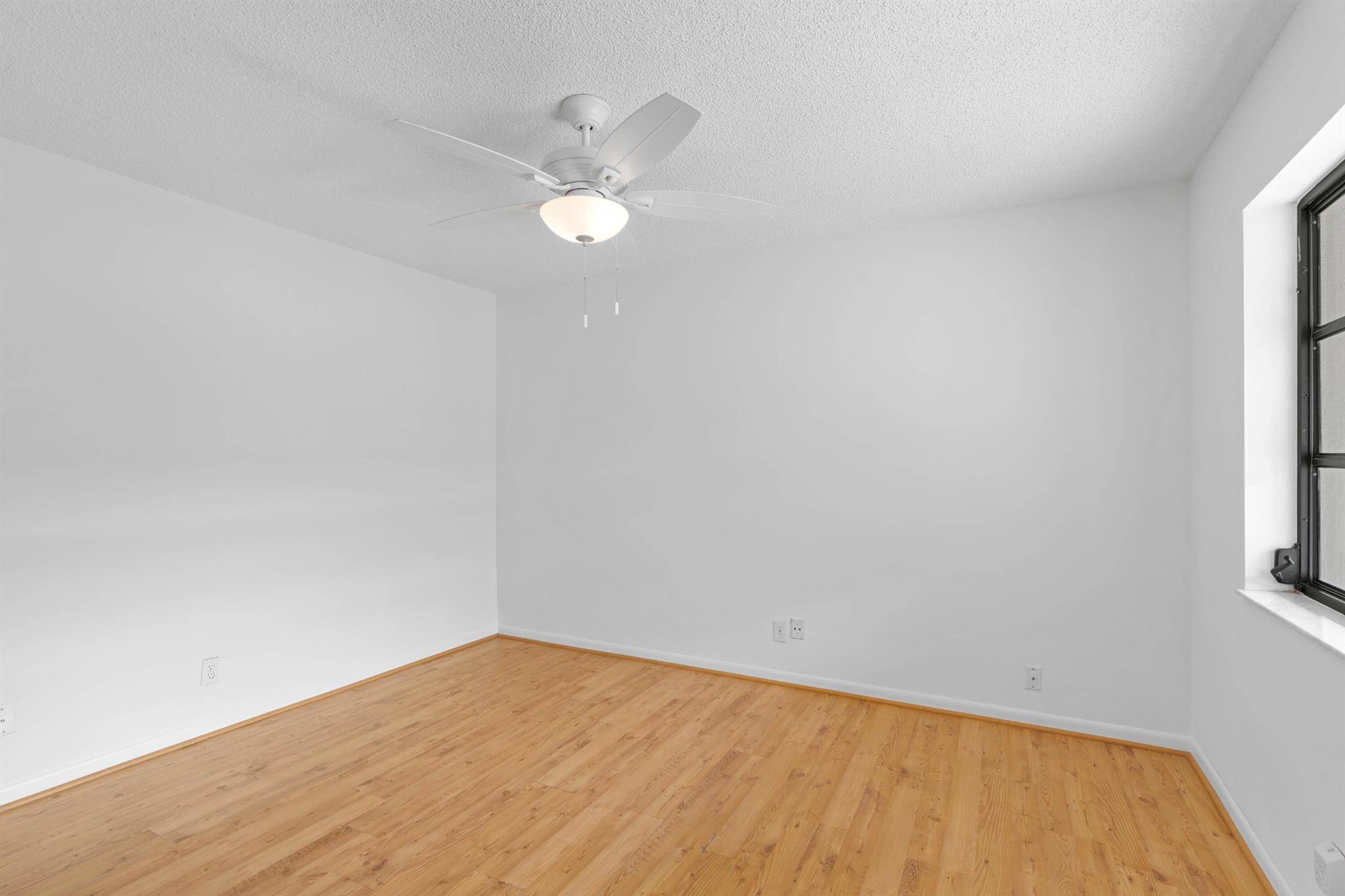 5128 Mirror Lakes Boulevard