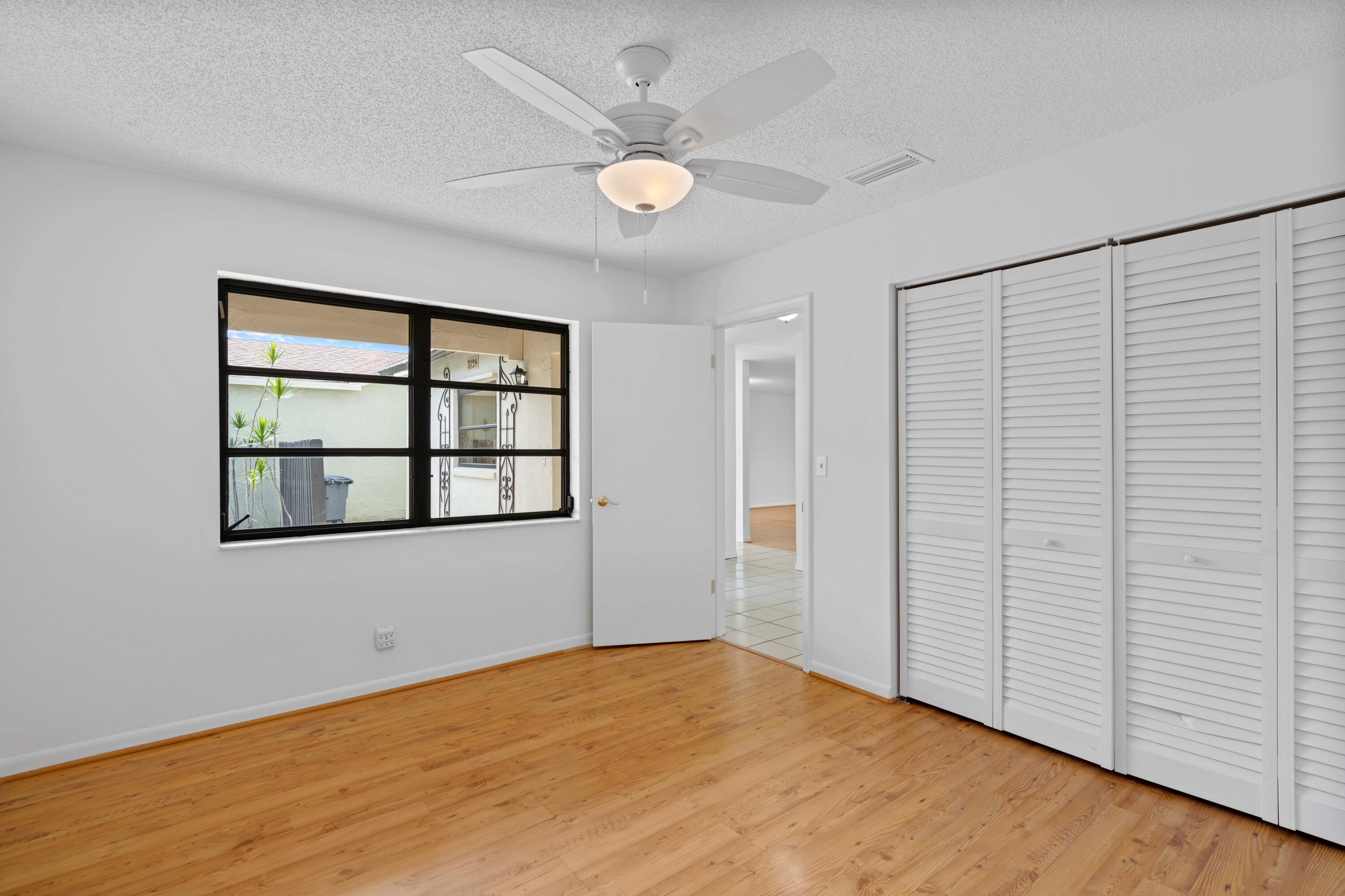 5128 Mirror Lakes Boulevard