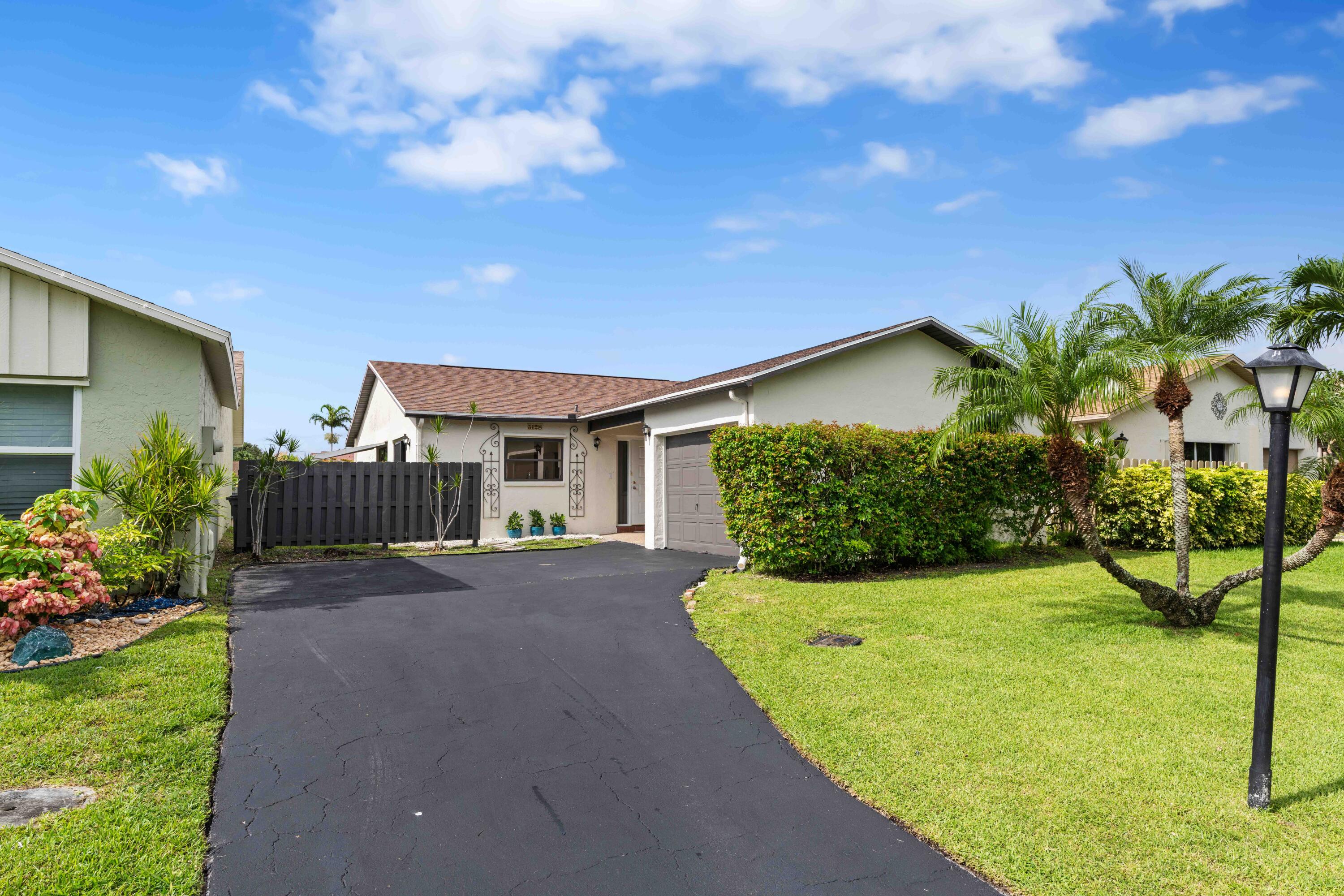 5128 Mirror Lakes Boulevard