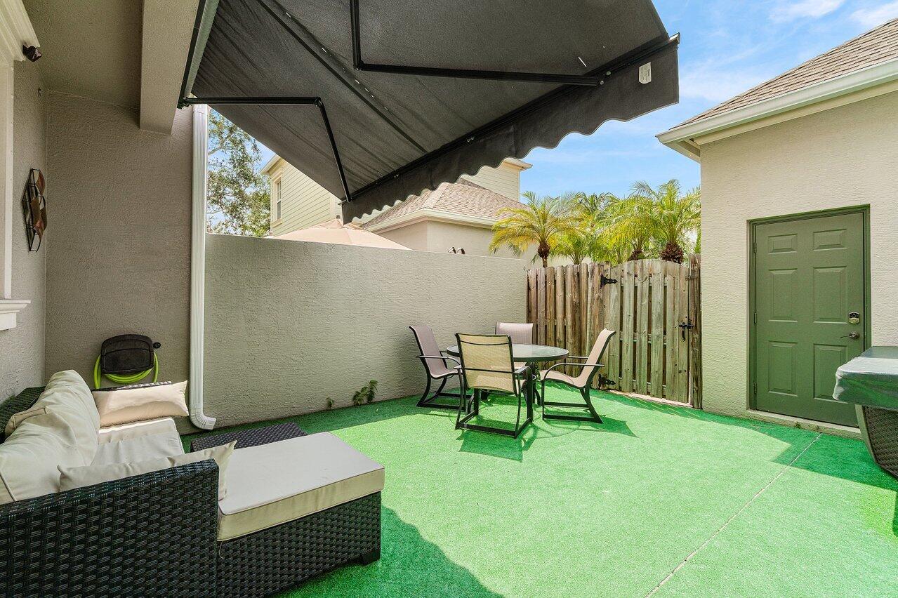 212 W Thatch Palm Circle