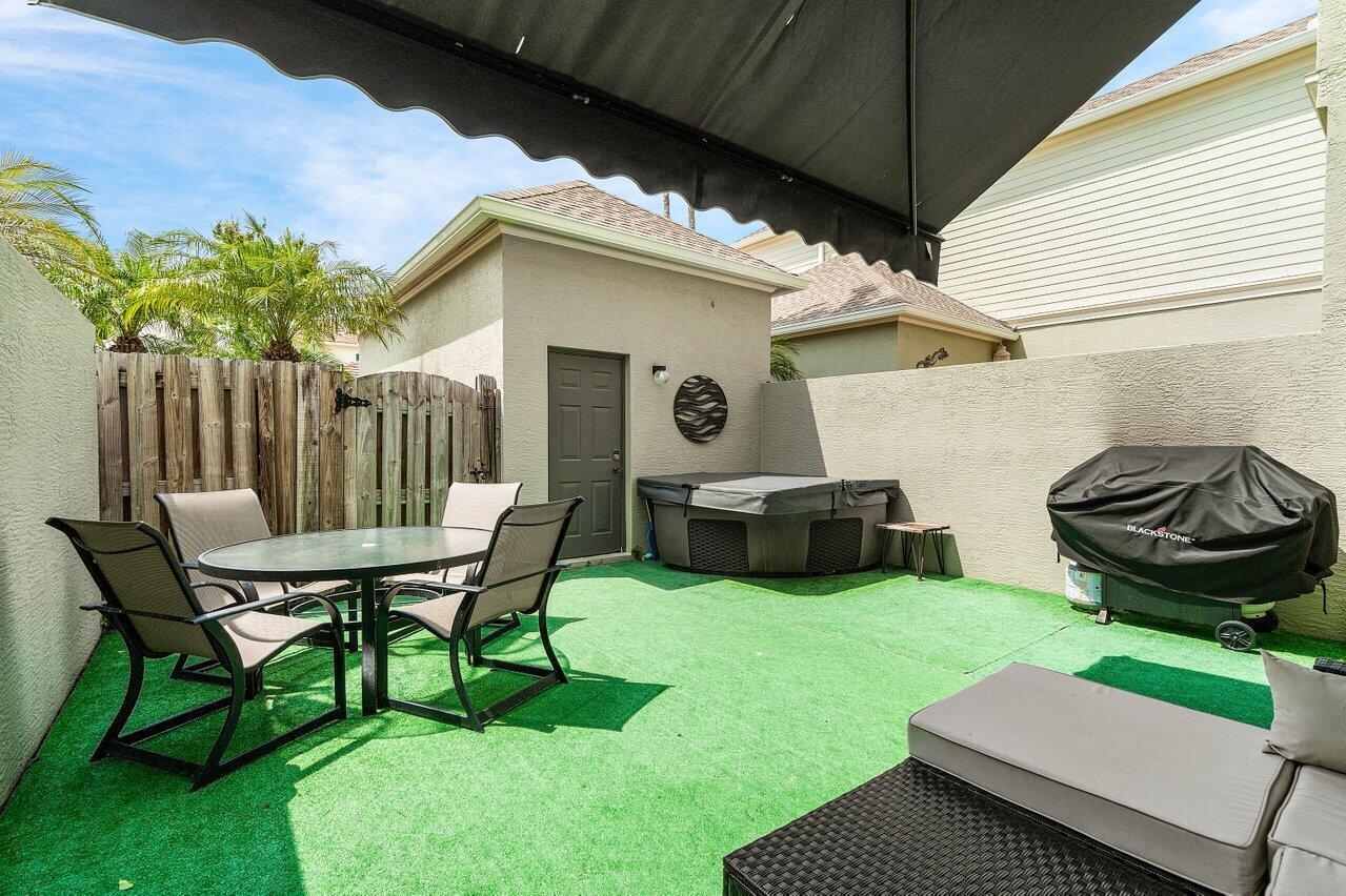 212 W Thatch Palm Circle