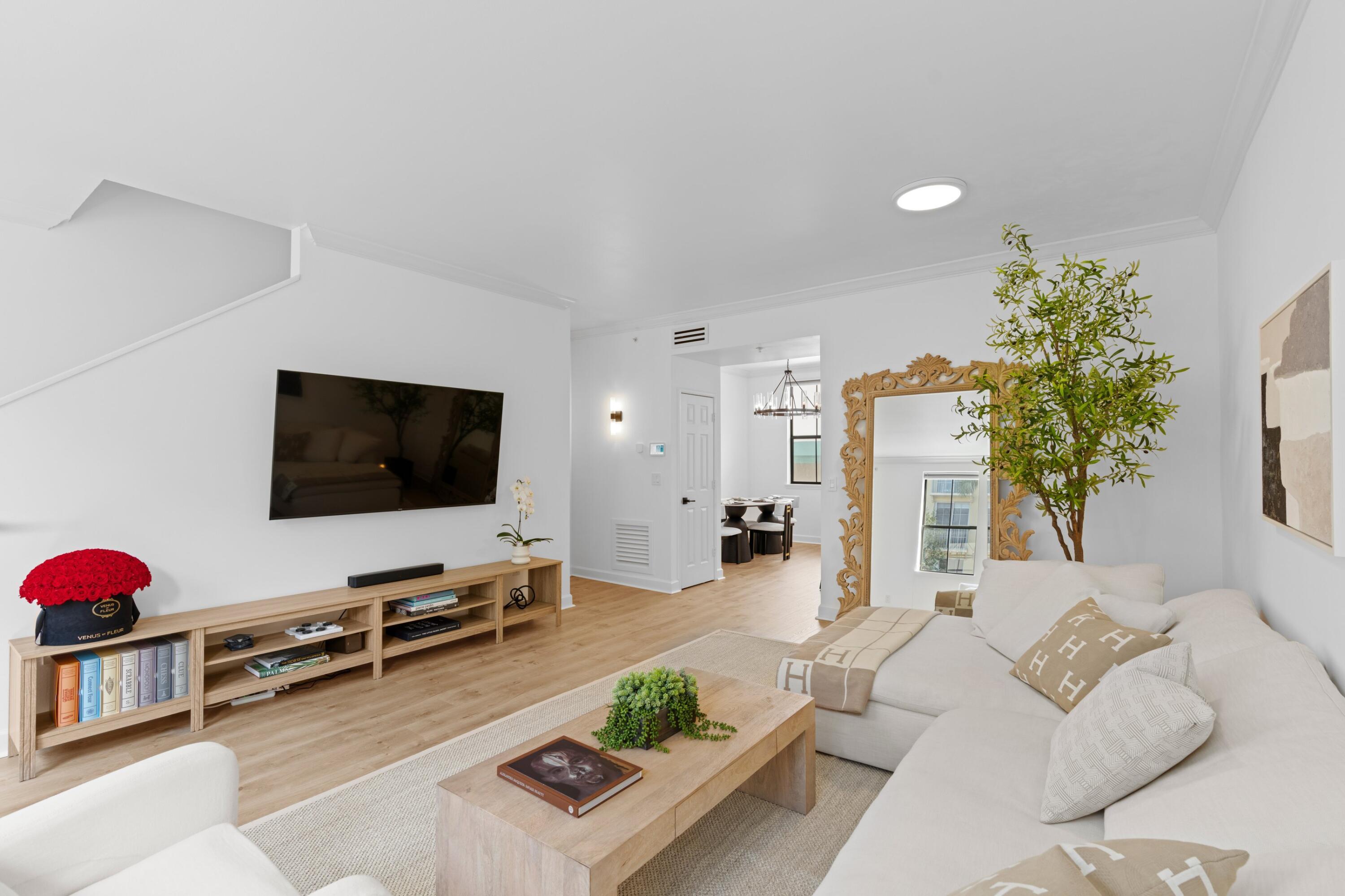 687 Hibiscus Street