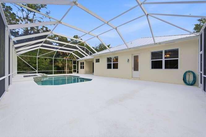 1030 SW Blue Stem Way