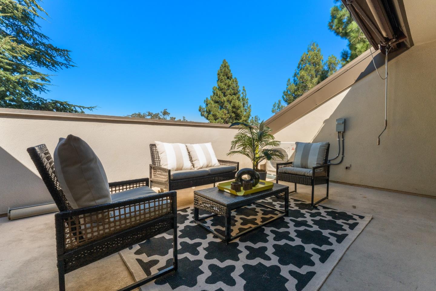 2140 Santa Cruz AVE A303