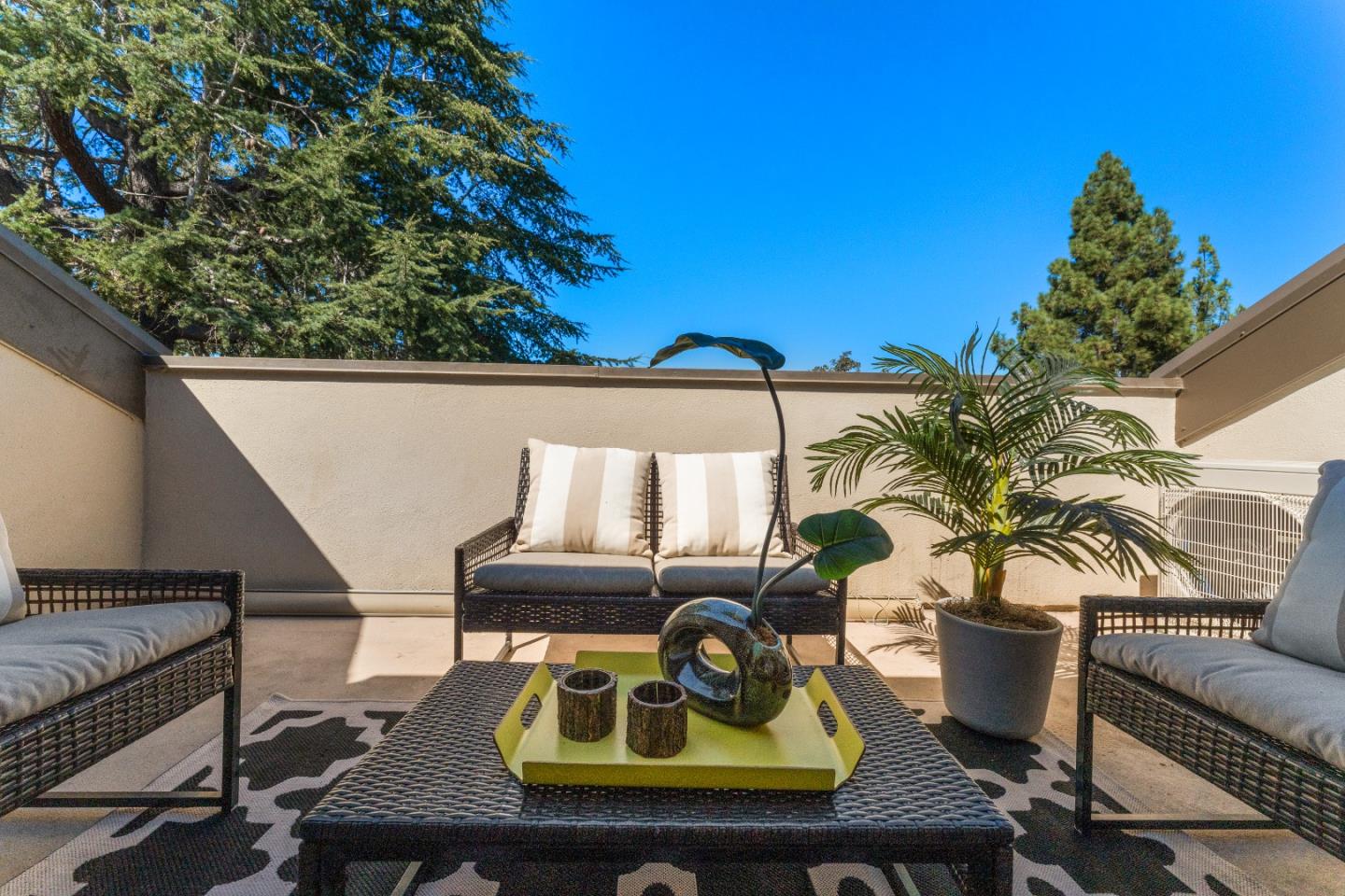 2140 Santa Cruz AVE A303